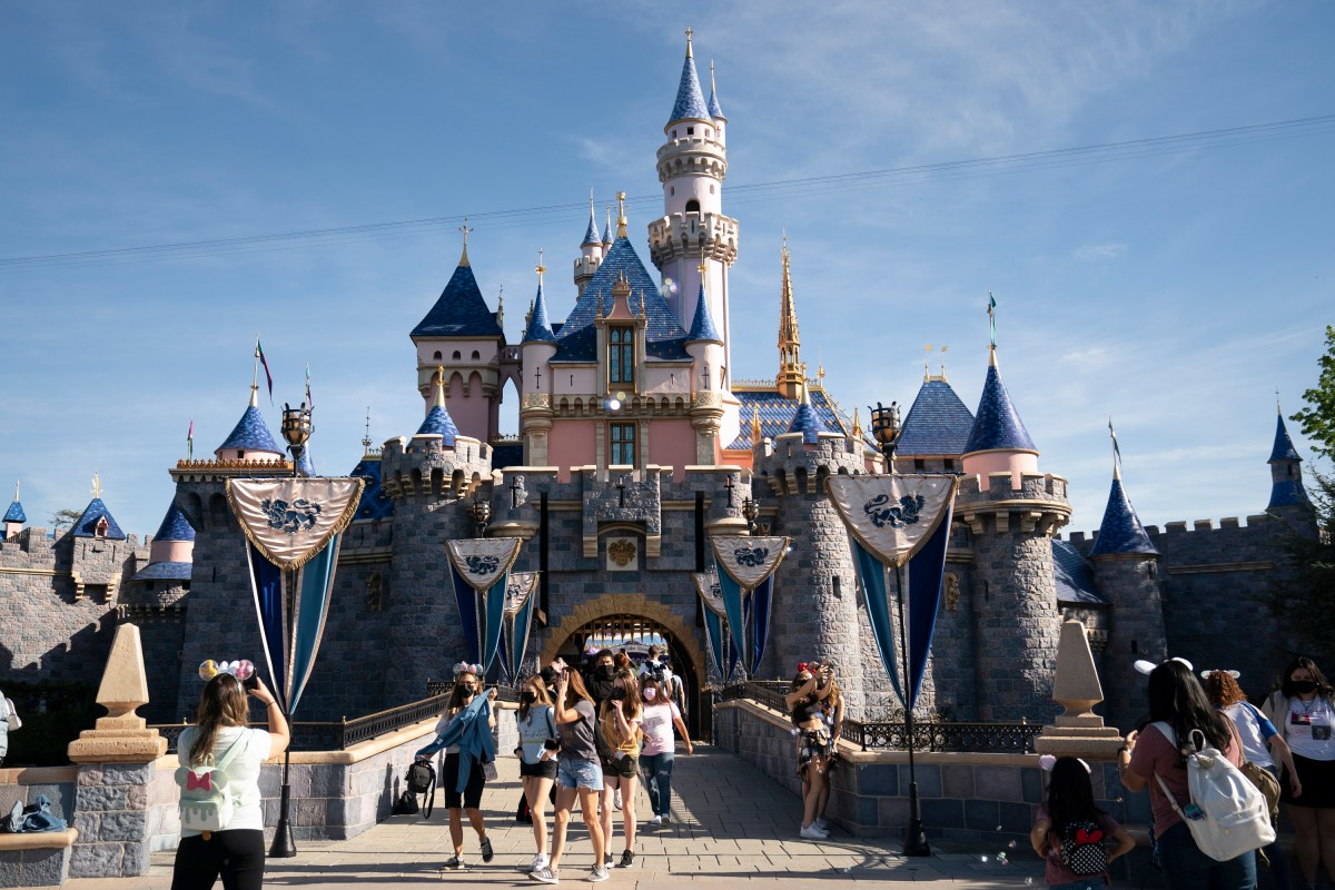 Influencer hispana denuncia una presunta agresión sexual en Disneyland, en Anaheim