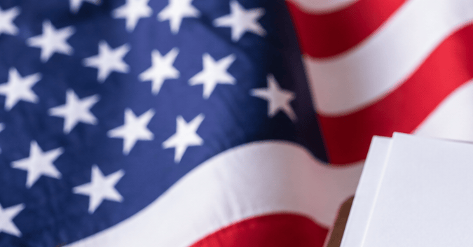 USCIS tarifas 2026 Formulario I-765 de USCIS junto a un pasaporte estadounidense, imagen ilustrativa sobre el cambio en la solicitud de permiso de trabajo.