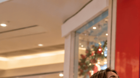 Familia entra a una juguetería durante el regreso de Toys “R” Us a las tiendas físicas en Estados Unidos.