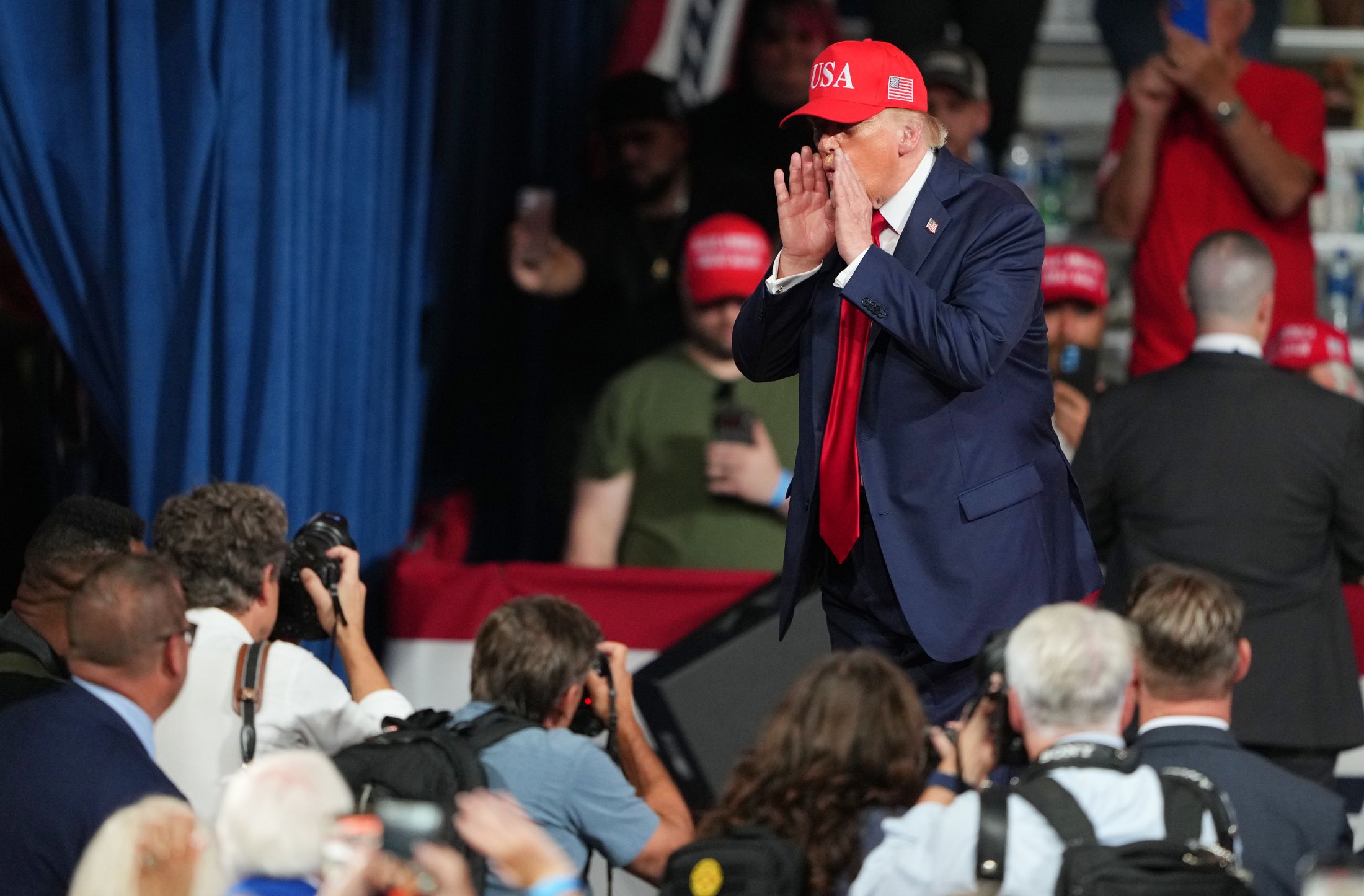 Trump detiene su mitin al ver que expulsan a una manifestante: “¡Oh, oh, es una mujer!”