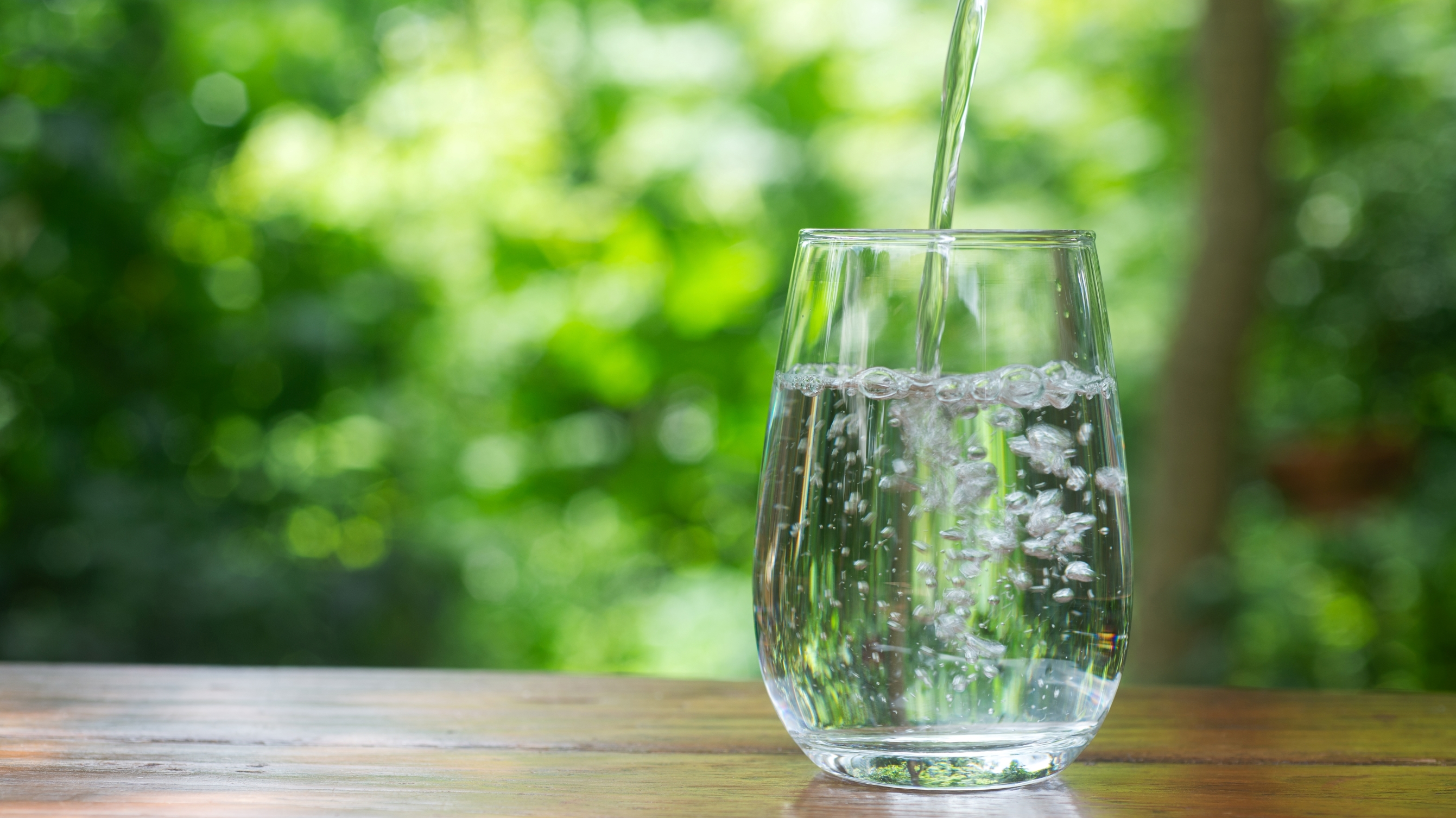 Beber 8 vasos de agua al día no es obligatorio: la ciencia desmonta un mito con más de 80 años de historia