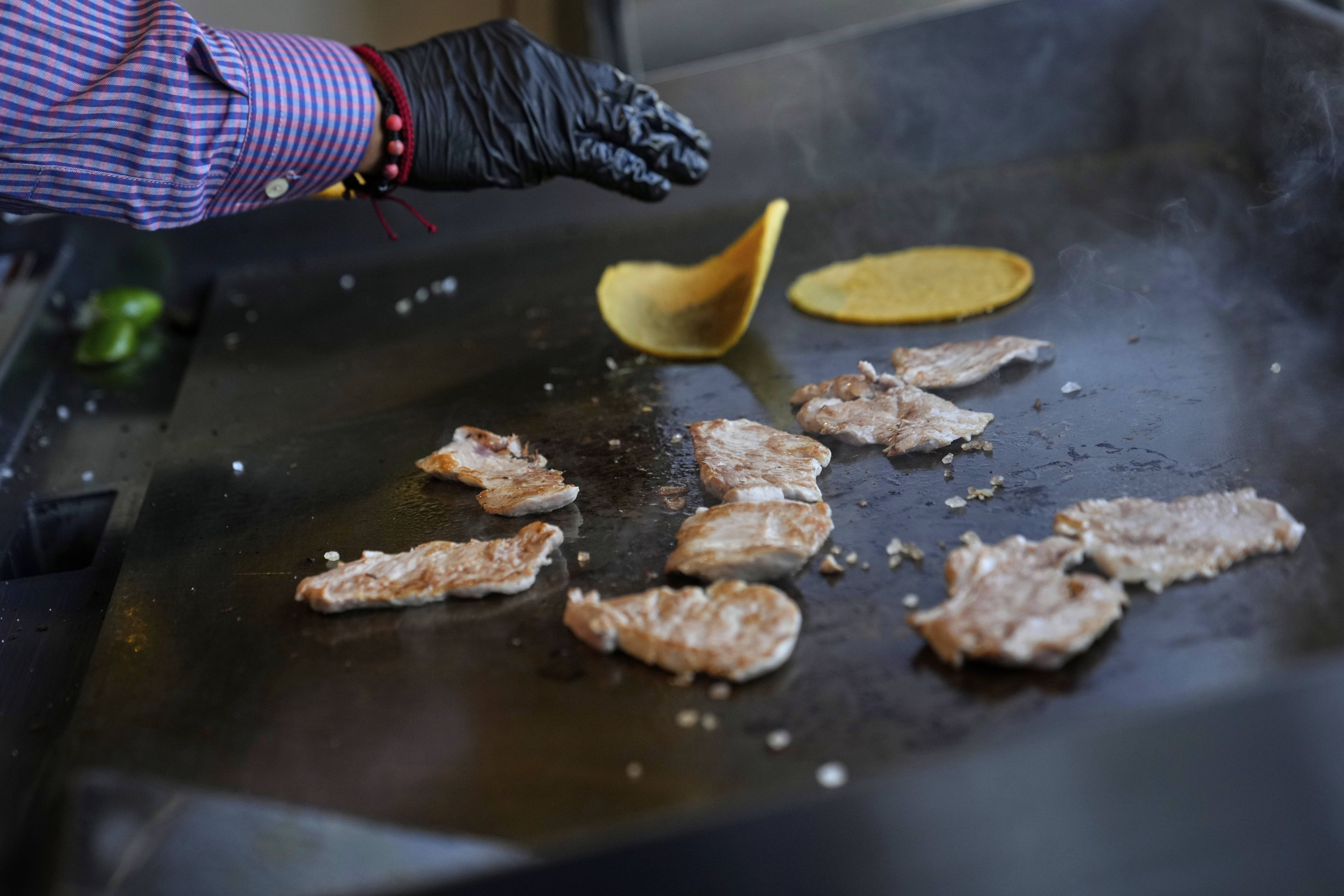 Mujer que amenazó a vendedores de tacos con llamar a ICE, recibe críticas en Los Ángeles