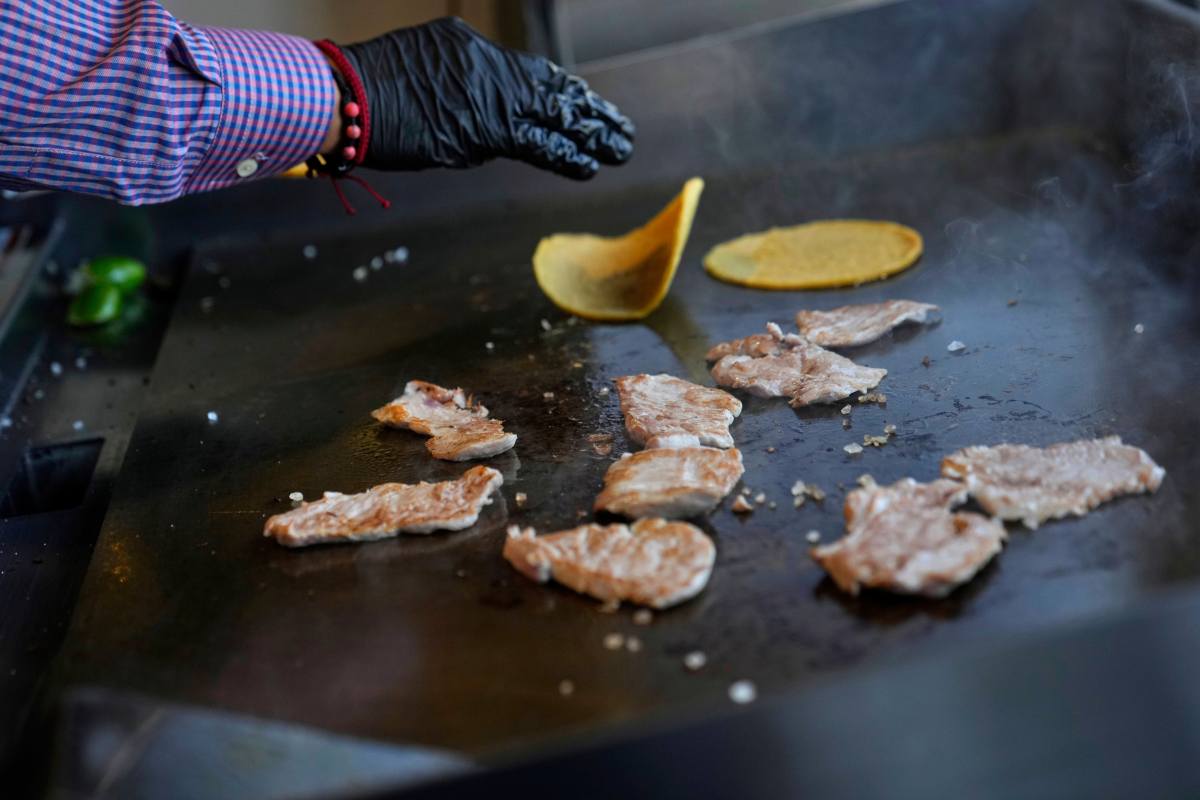 Mujer que amenazó a vendedores de tacos con llamar a ICE, recibe críticas en Los Ángeles