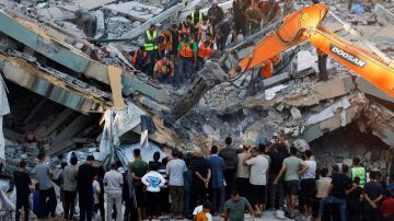 El derrumbe de un edificio dañado por la guerra en Gaza deja al menos 21 muertos y decenas de desaparecidos