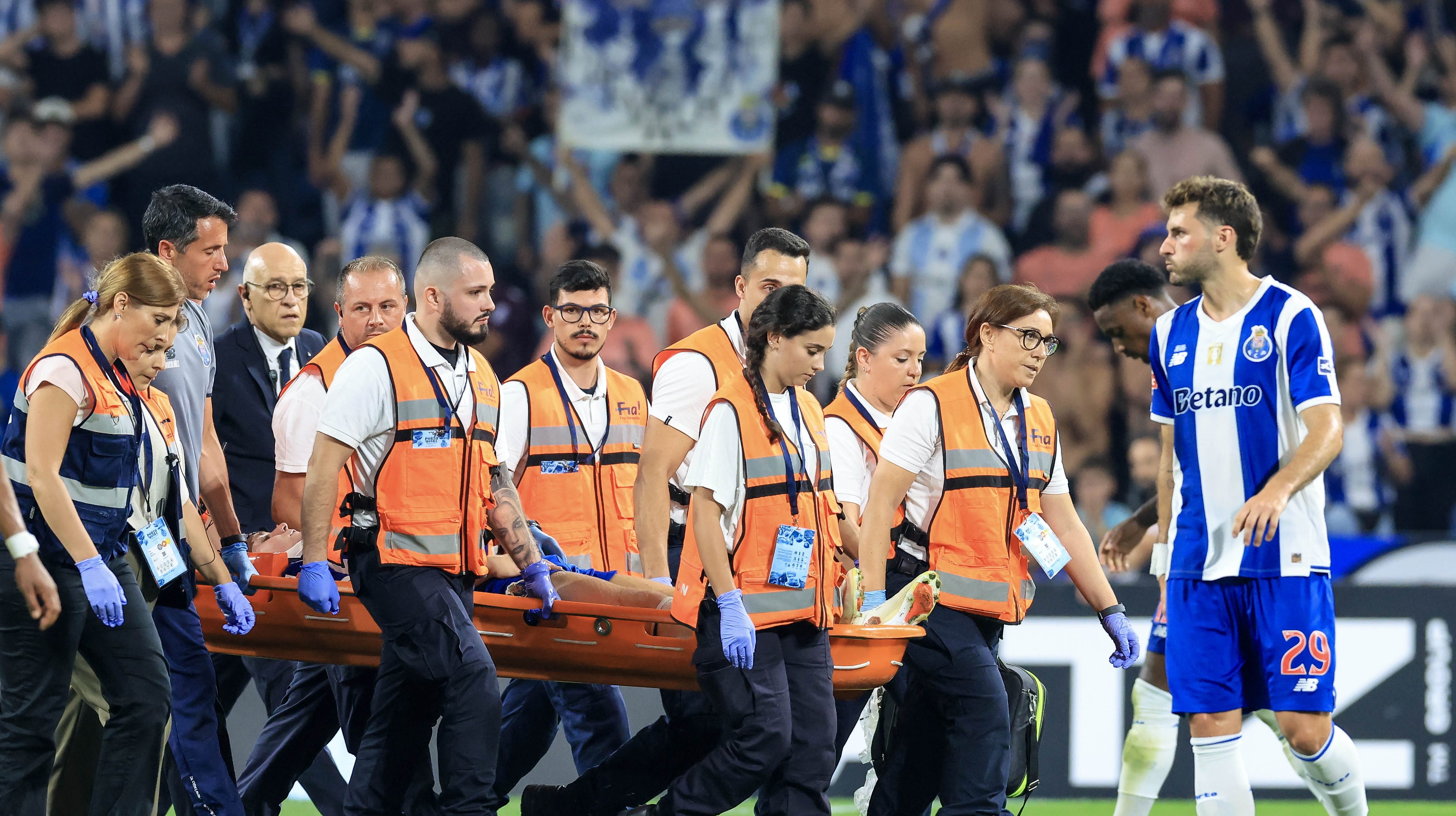 Santiago Giménez se estrena con el Porto en una vibrante remontada en Portugal