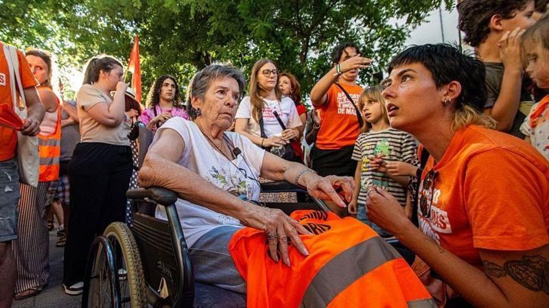 La anciana Maricarmen podrá volver a su casa tras el desalojo que puso el foco en la crisis de vivienda en España