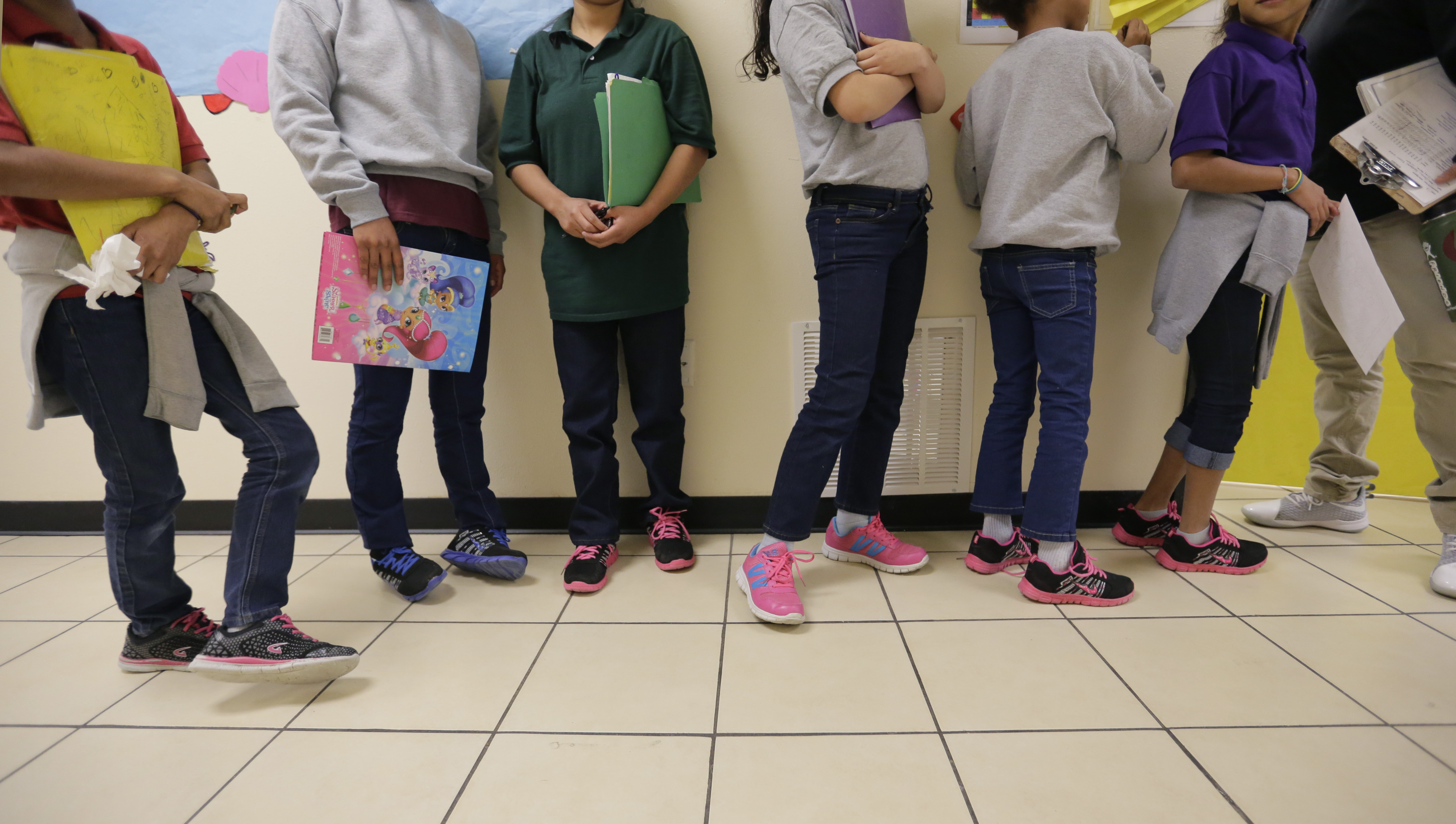 Demócratas cuestionan al HHS por contratos para representar a niños migrantes