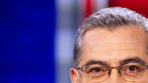 Xavier Becerra y Steve Hilton confrontaron sus propuestas sobre inmigración, vivienda y costo de vida durante el debate organizado por CNN.