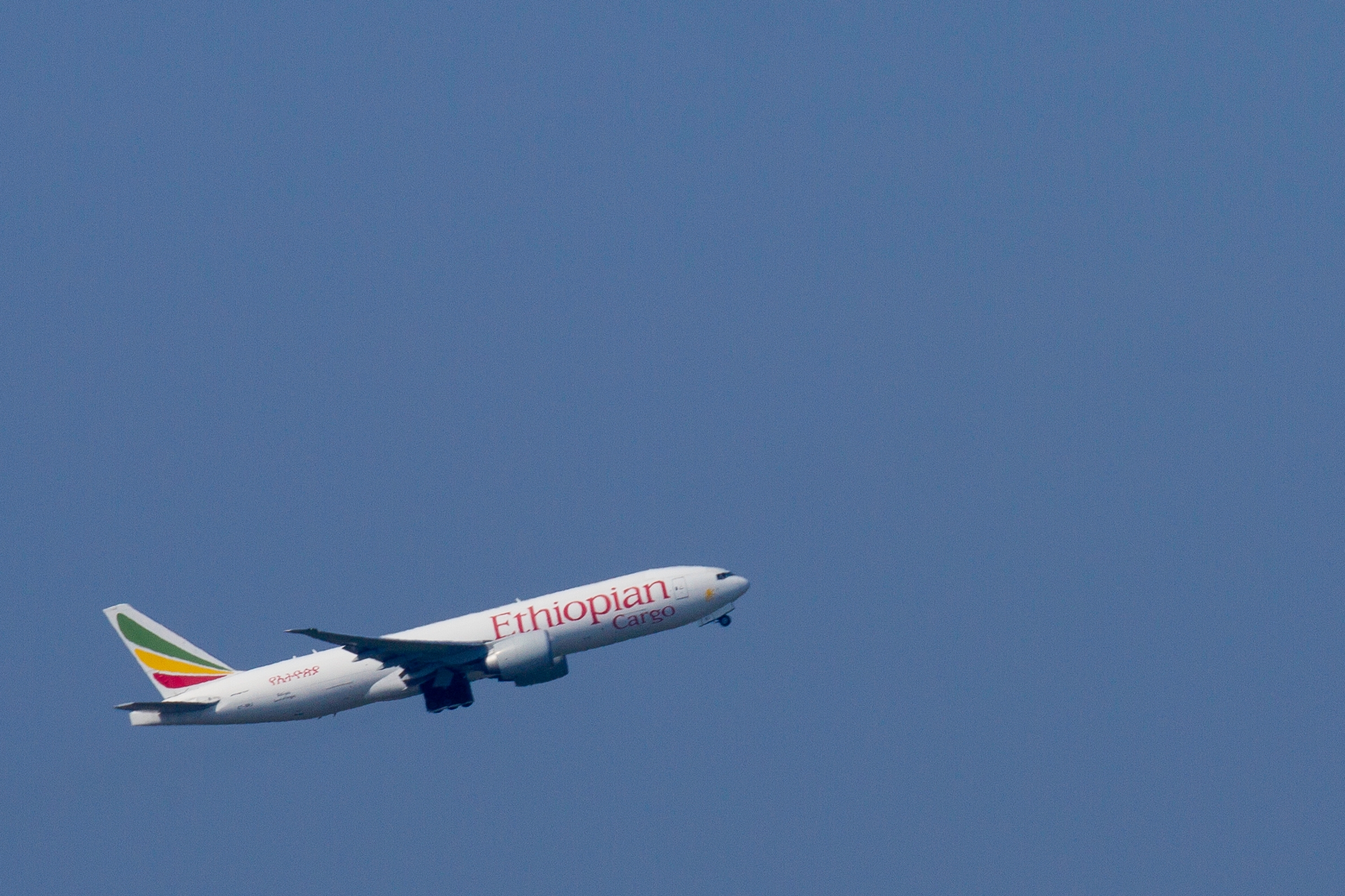 Avión de Ethiopian Airlines arrojó combustible sobre el lago Michigan tras una doble falla del piloto automático