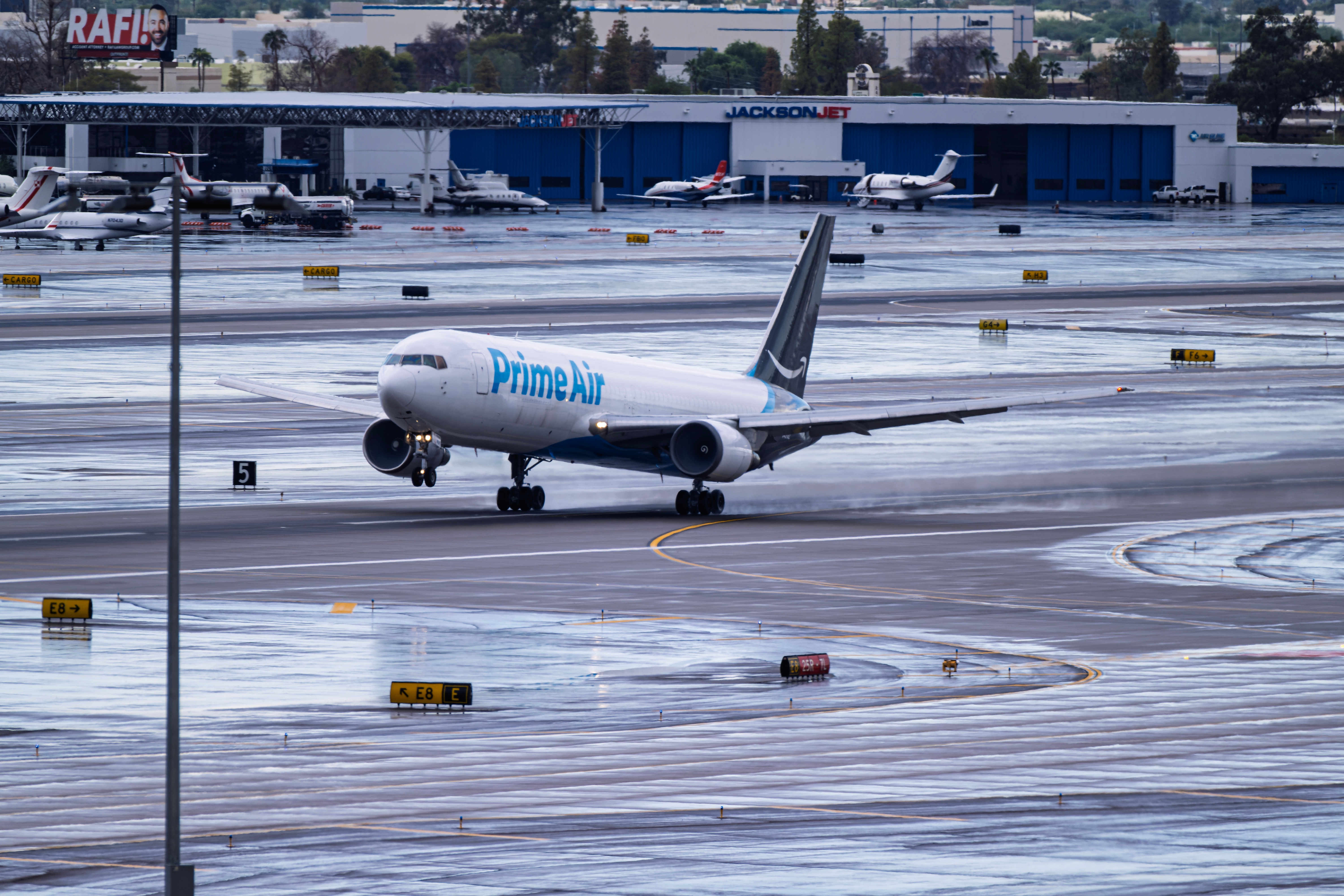 Avión de carga de Amazon se incendia tras salirse de la pista en aeropuerto de Miami