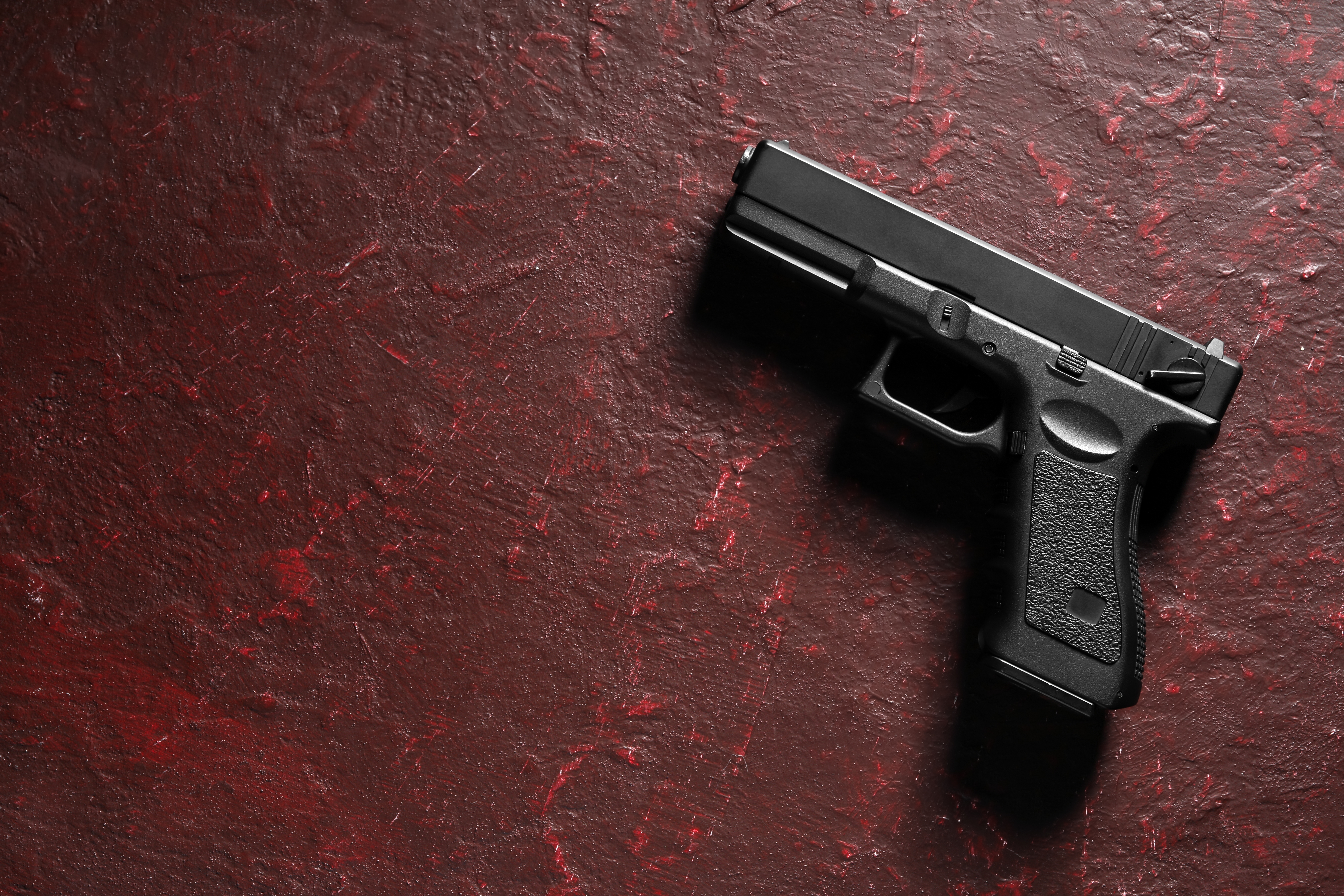 Niño sacó una pistola cargada en una guardería de Michigan y detuvieron a uno de sus padres