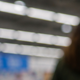 Cliente pagando con un teléfono mediante sistema sin contacto en una tienda Walmart de Estados Unidos