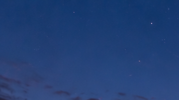 Persona observa el cielo al atardecer mientras Venus brilla intensamente sobre el horizonte.