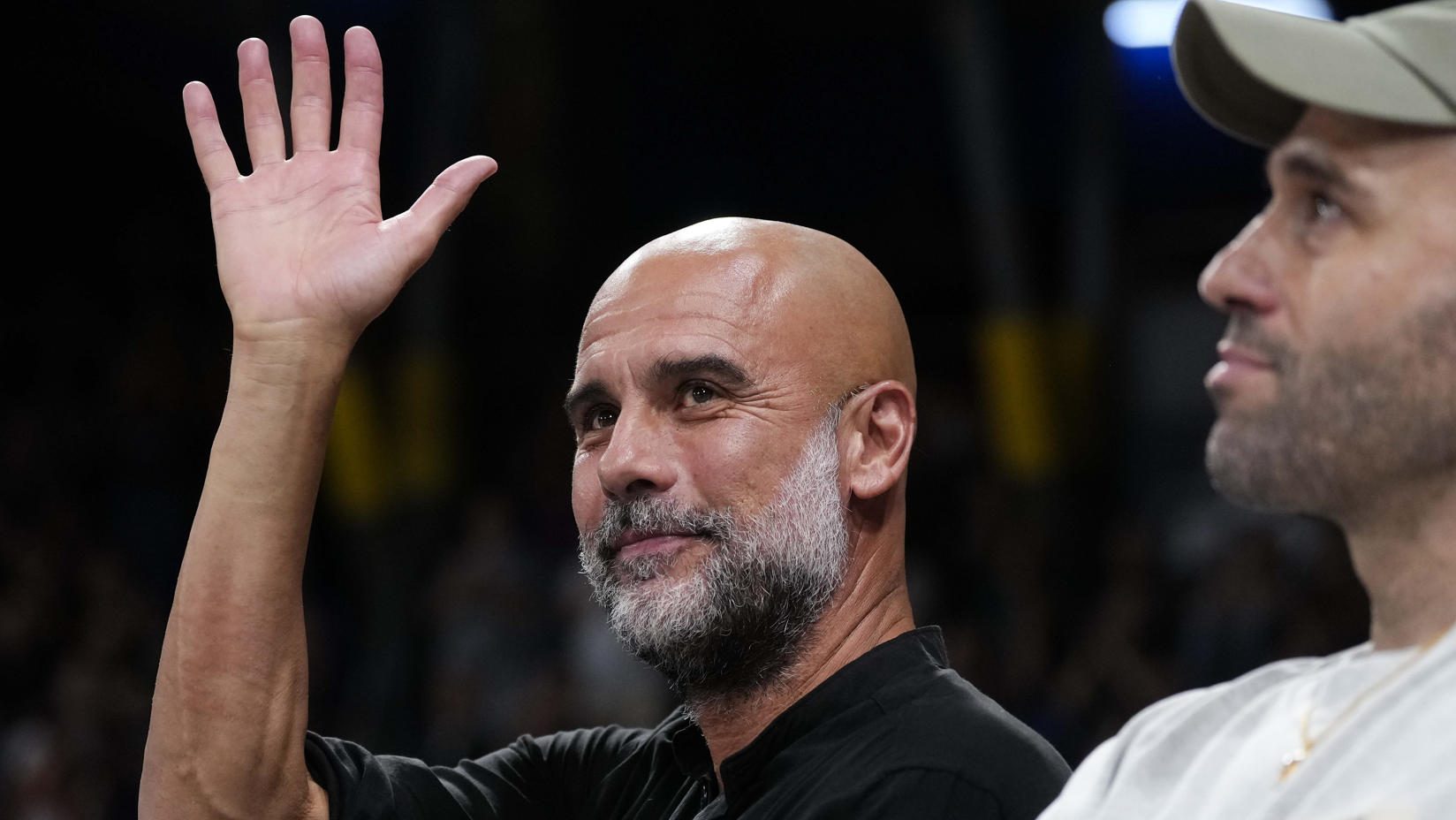 Aficionados del Barcelona demuestran su cariño a Pep Guardiola