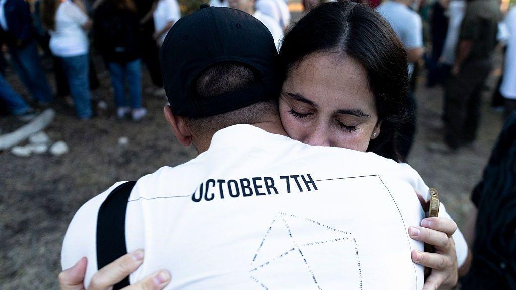 Cómo intentan reconstruir sus vidas los residentes de un kibutz israelí devastado por los ataques de Hamás del 7 de octubre