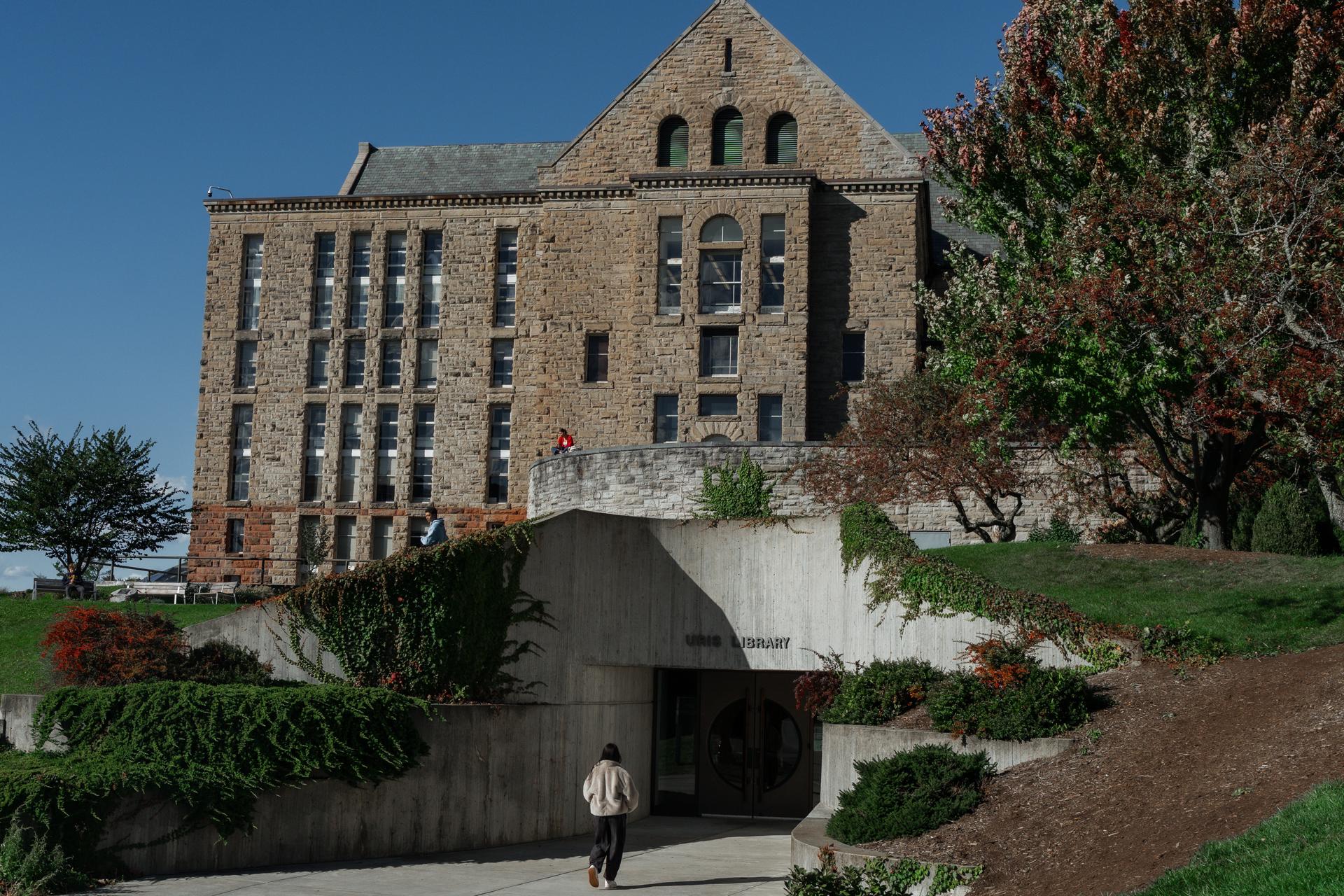 Cornell designa a una exfuncionaria del Departamento de Justicia para dirigir investigación por violación