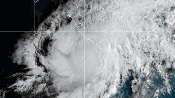 La costa del Pacífico de México se prepara para la llegada del poderoso huracán Simon