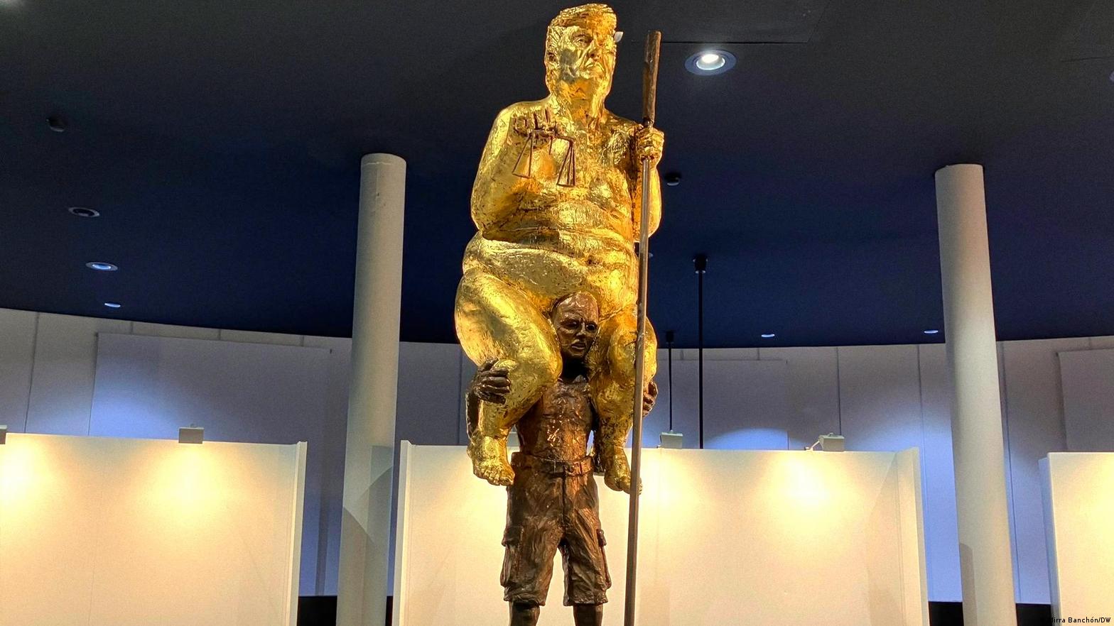 "Plaga Naranja": una estatua dorada de Trump desnudo se exhibe en el Parlamento Europeo de Estrasburgo