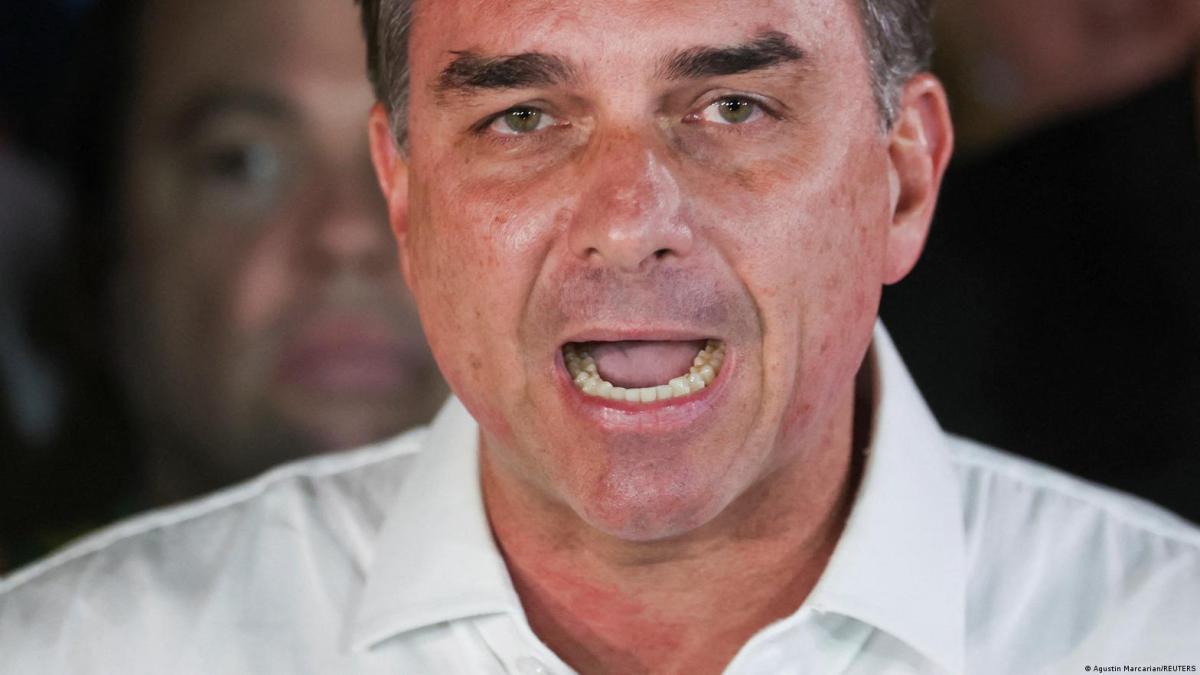 Justicia de Brasil prohibe a Flávio Bolsonaro salir del país por acusaciones de corrupción