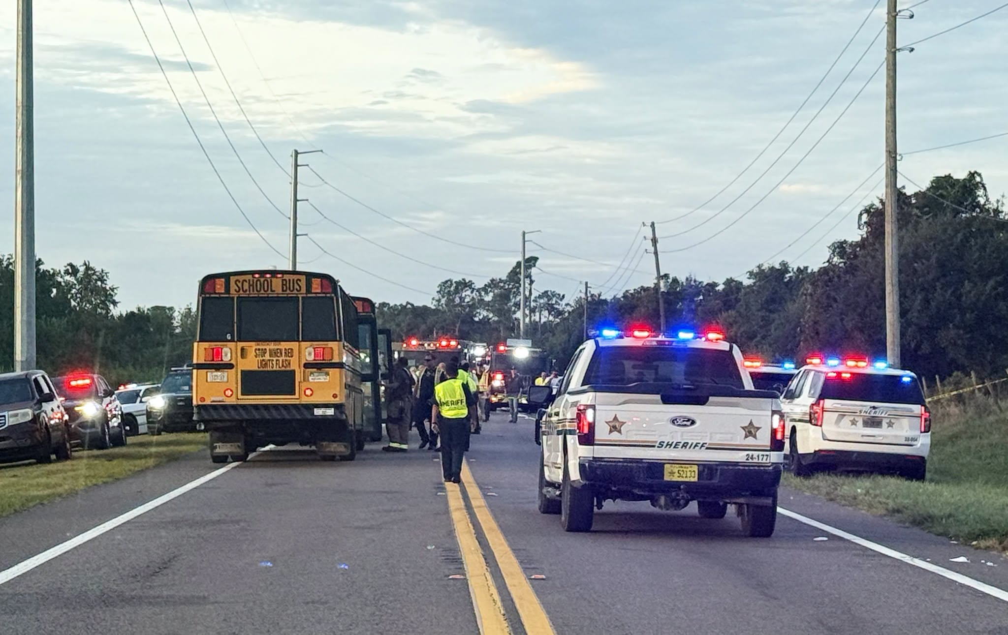 Dos muertos tras volcarse un autobús escolar con 39 pasajeros en Florida