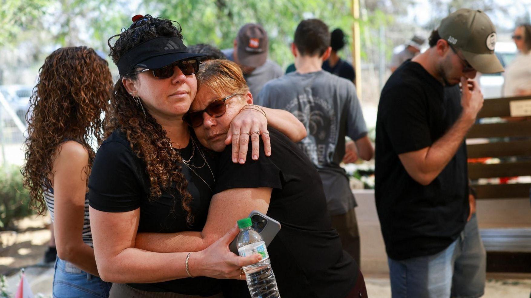 Los israelíes que exigen que se rindan cuentas por los errores del 7 de octubre, tres años después de los ataques de Hamás