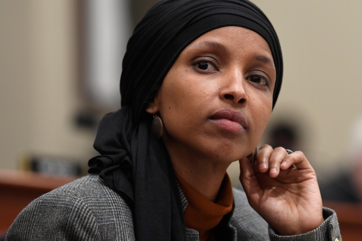 Congresista demócrata Ilhan Omar dice que "no la silenciarán" luego de que agentes federales registraron su casa
