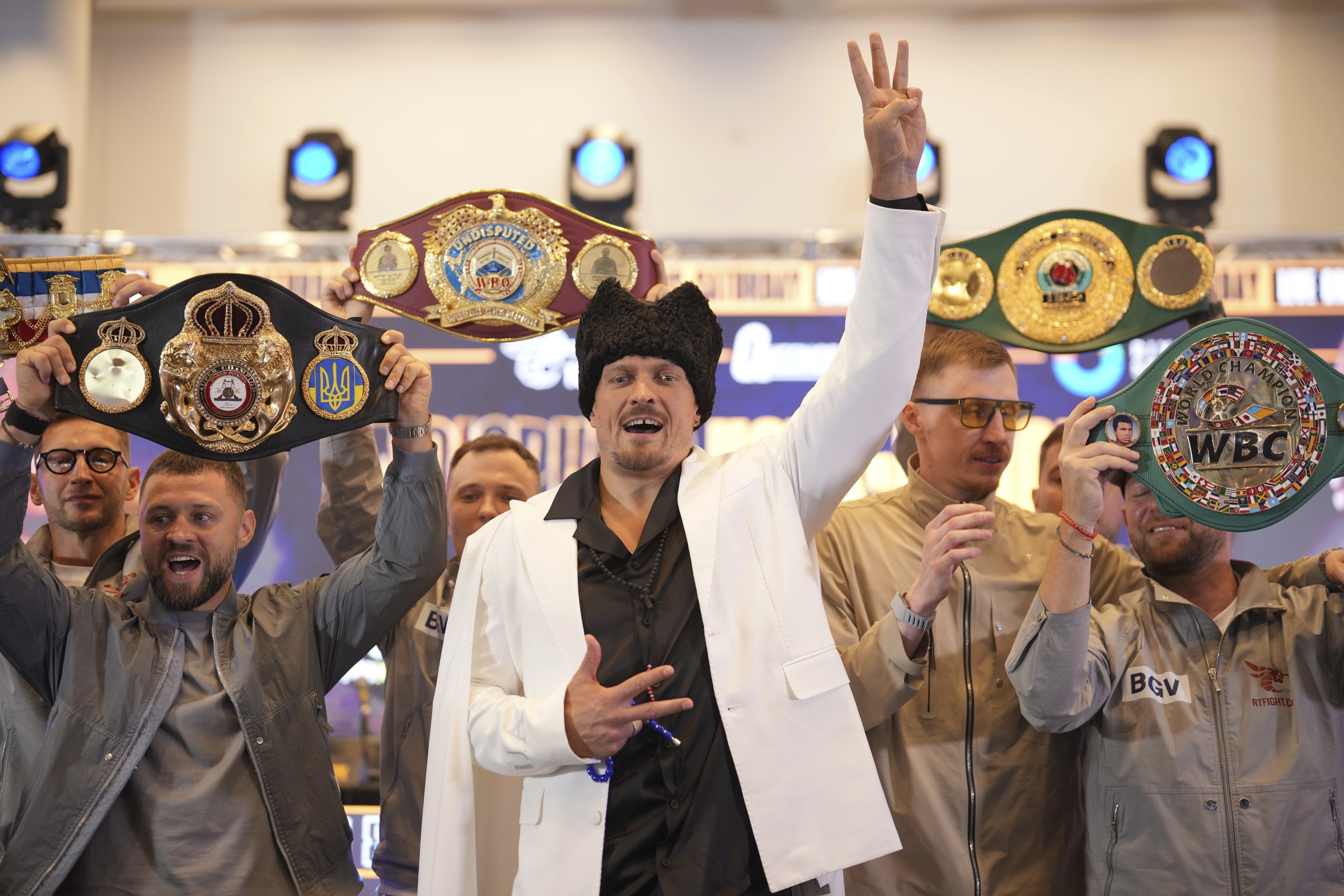 Oleksandr Usyk agrega a su agenda un pleito contra David Benavídez
