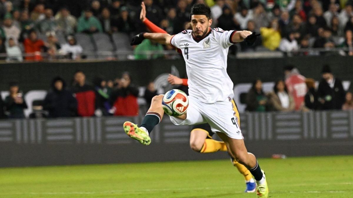 Raúl Jiménez sufre una lesión de rodilla y enciende las alarmas en la Selección Mexicana