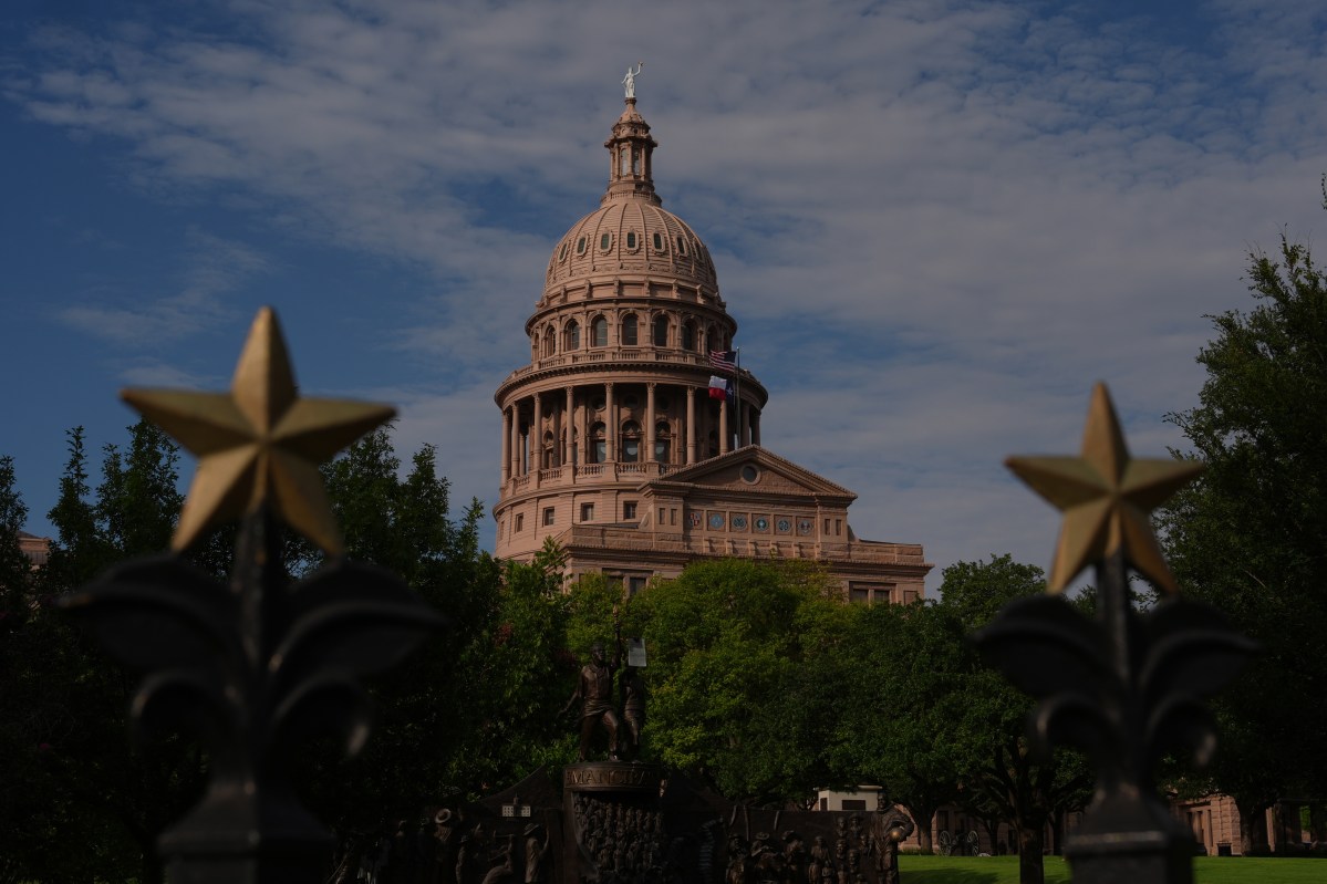 Arrestan a hombre acusado de planear un ataque violento contra el Capitolio de Texas