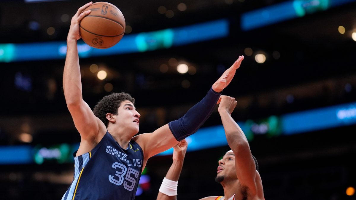 El mexicano Karim López debuta en la NBA