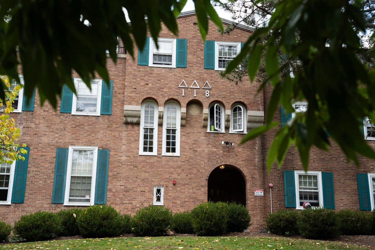 Cornell suspende las fiestas de fraternidades tras las denuncias de violación grupal en el campus