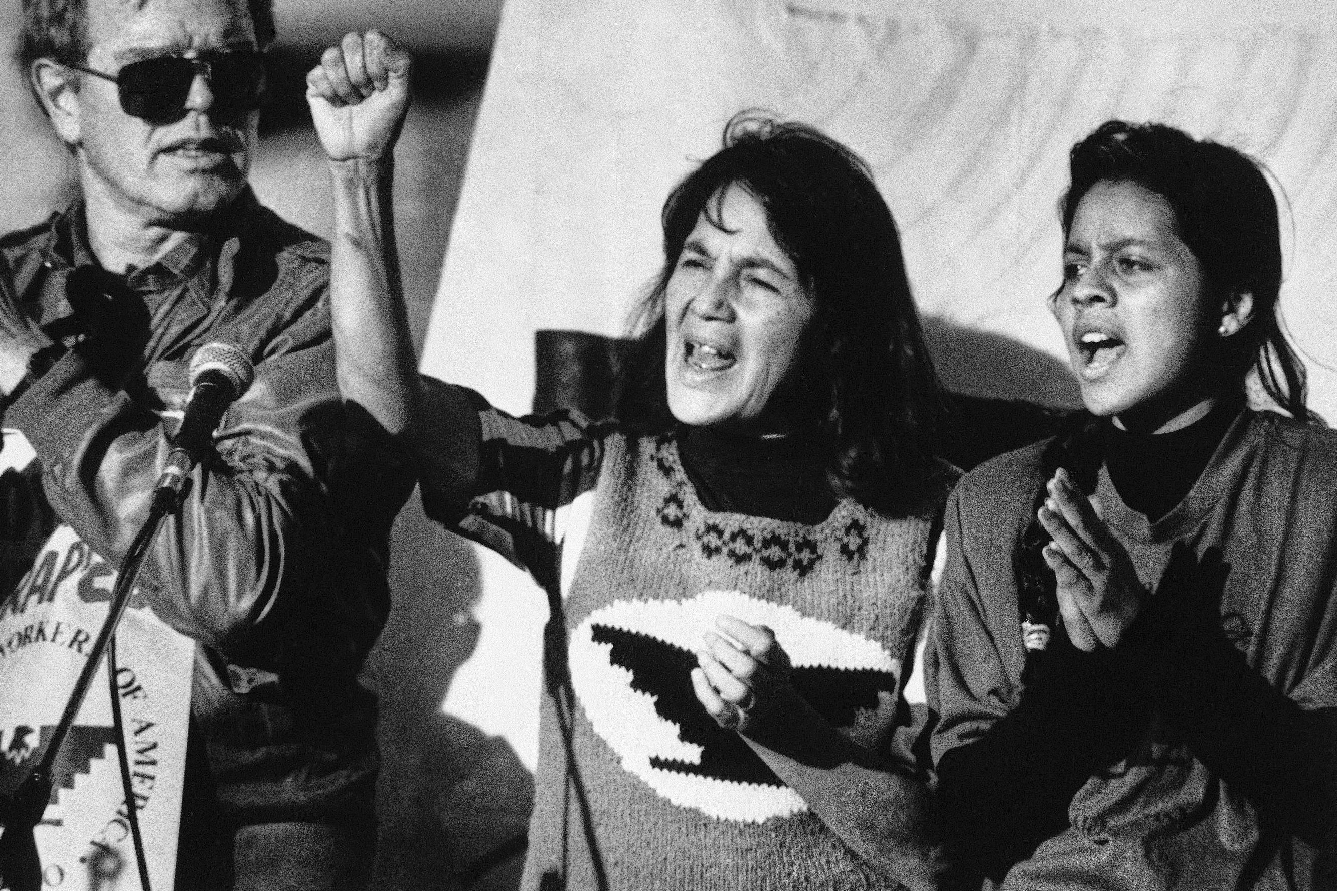 Dolores Huerta, como líder campesina, encabeza una manifestación contra el uso de pesticidas en el campo en San Francisco en 1988.