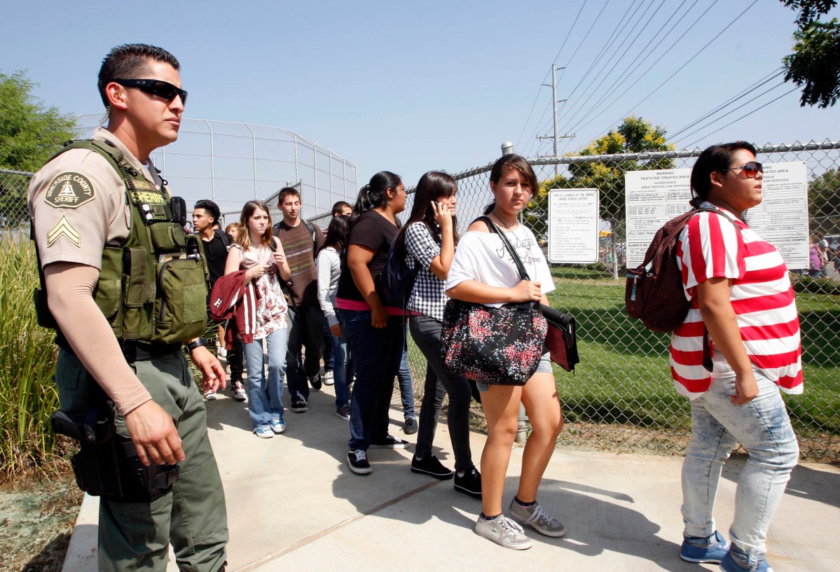 Dos jóvenes detenidas por sospecha de planear tiroteo en escuela del condado de Riverside