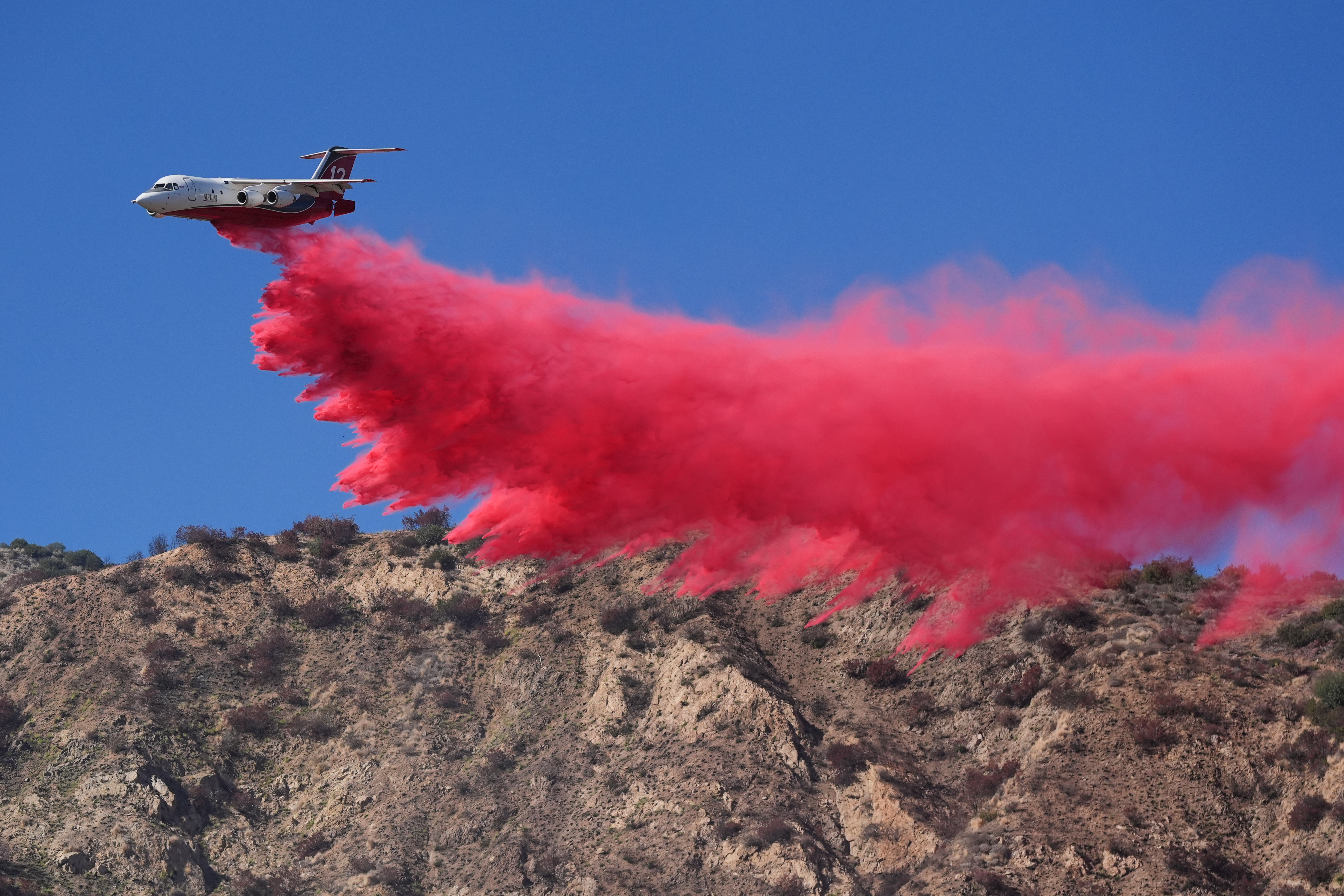 Incendios en el sur de California movilizan a bomberos durante la alerta de Bandera Roja