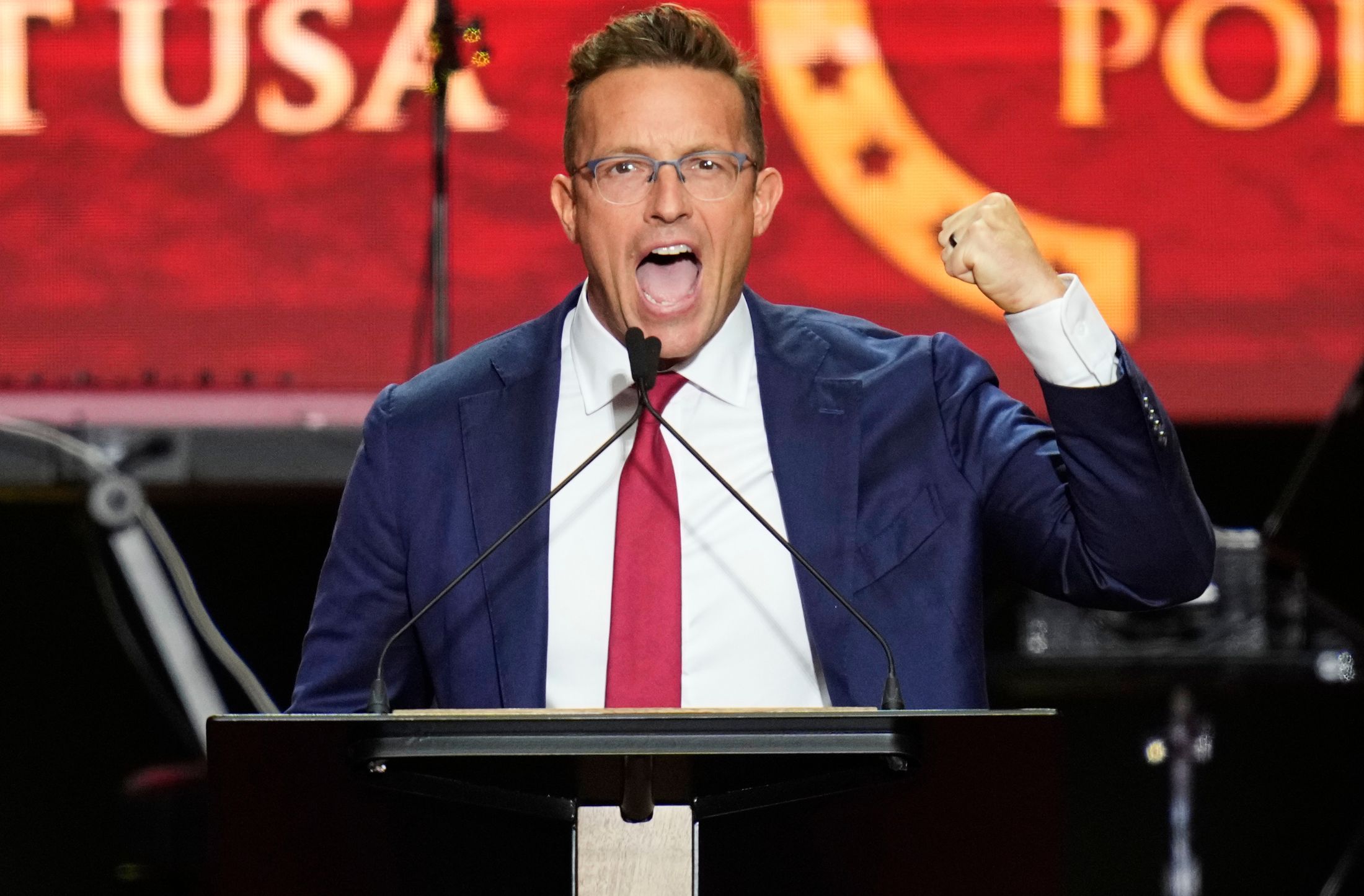 Influencer MAGA Benny Johnson es demandado por llamar “terroristas” a manifestantes de ICE