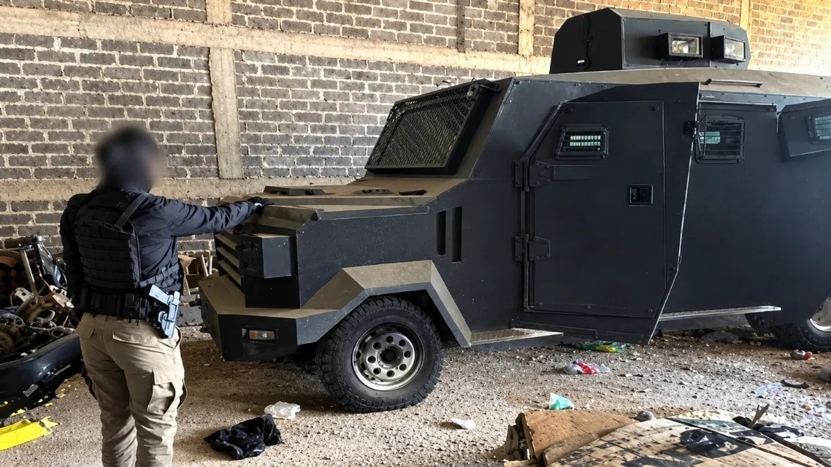 Autoridades mexicanas descubren cinco “camionetas monstruo” en una bodega de Sinaloa