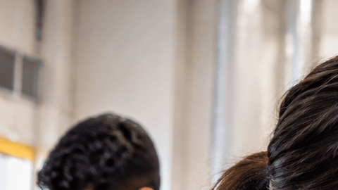 Estudiante realiza una capacitación técnica en HVAC en Texas