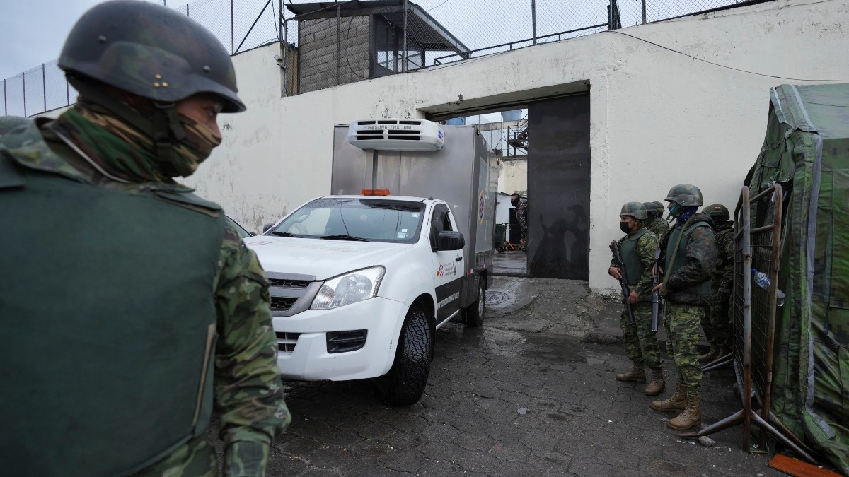 Reportan 8 reos muertos y 10 heridos tras ataques en dos prisiones de Ecuador