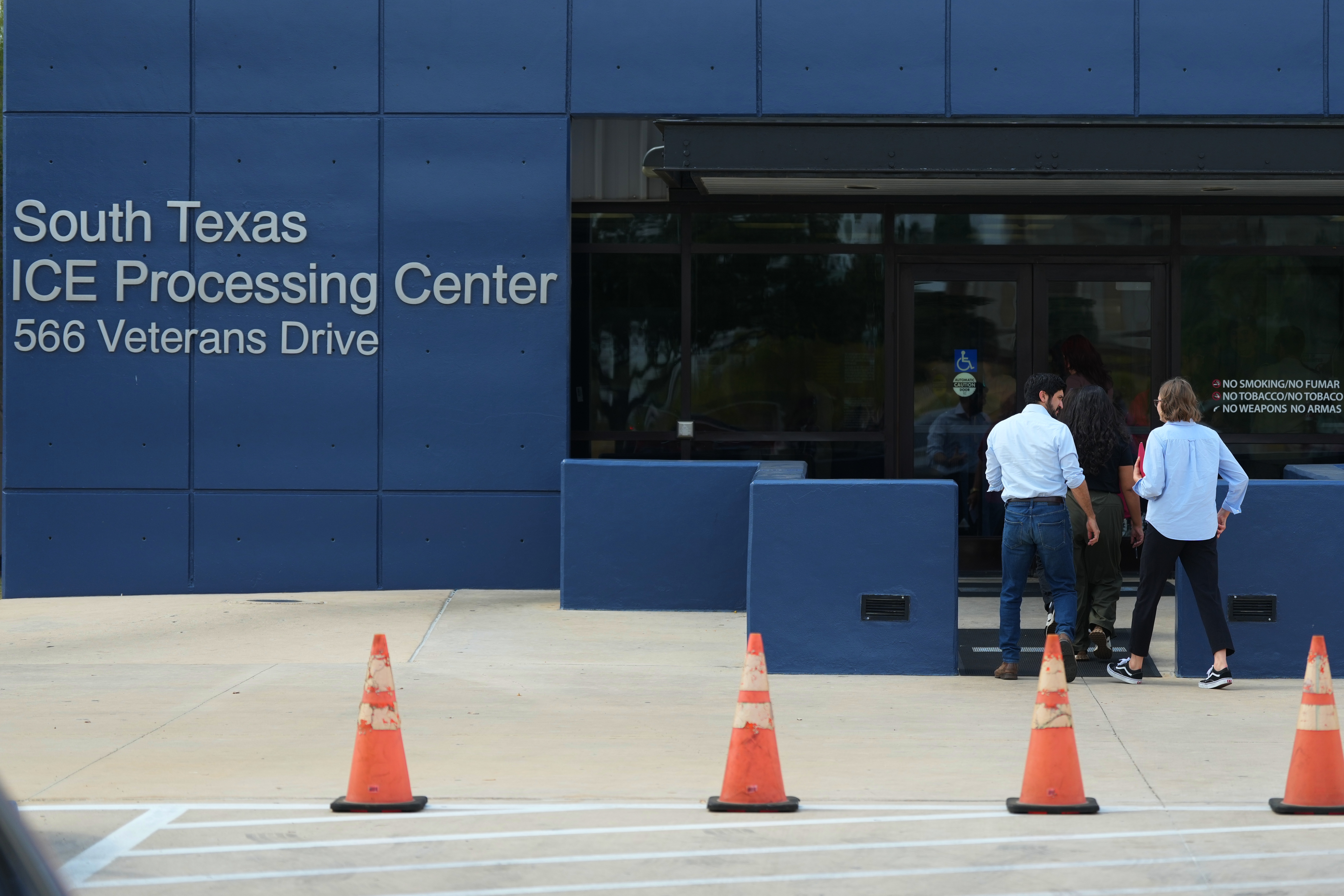 Wilber Garcés, inmigrante venezolano herido por agente de ICE, seguirá bajo custodia en Texas