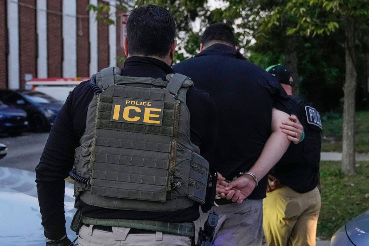 Denver aprueba un contrato con una aerolínea para trasladar a inmigrantes detenidos por el ICE