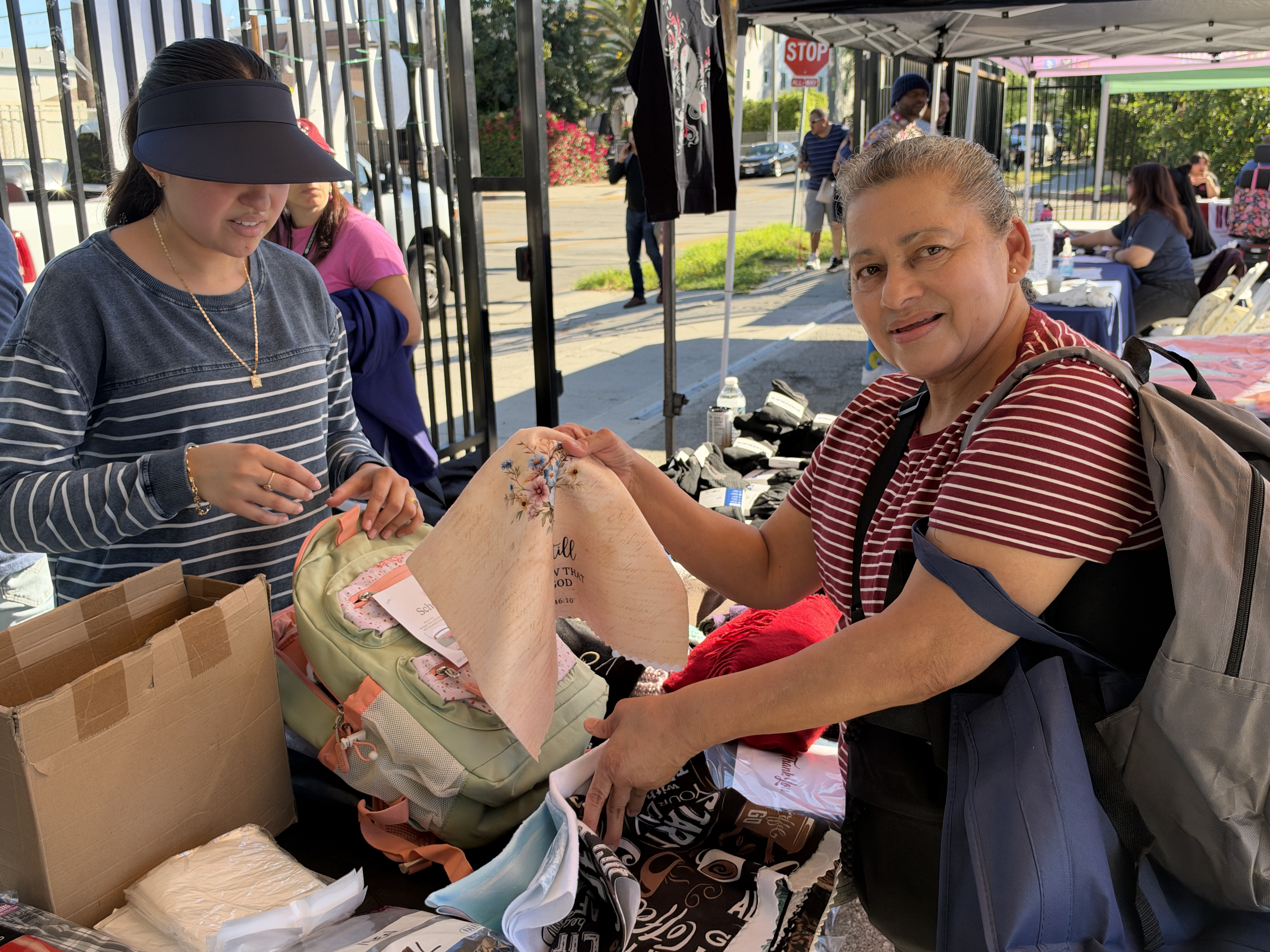 Personas en situación de calle reciben ropa y artículos de primera necesidad en Van Nuys