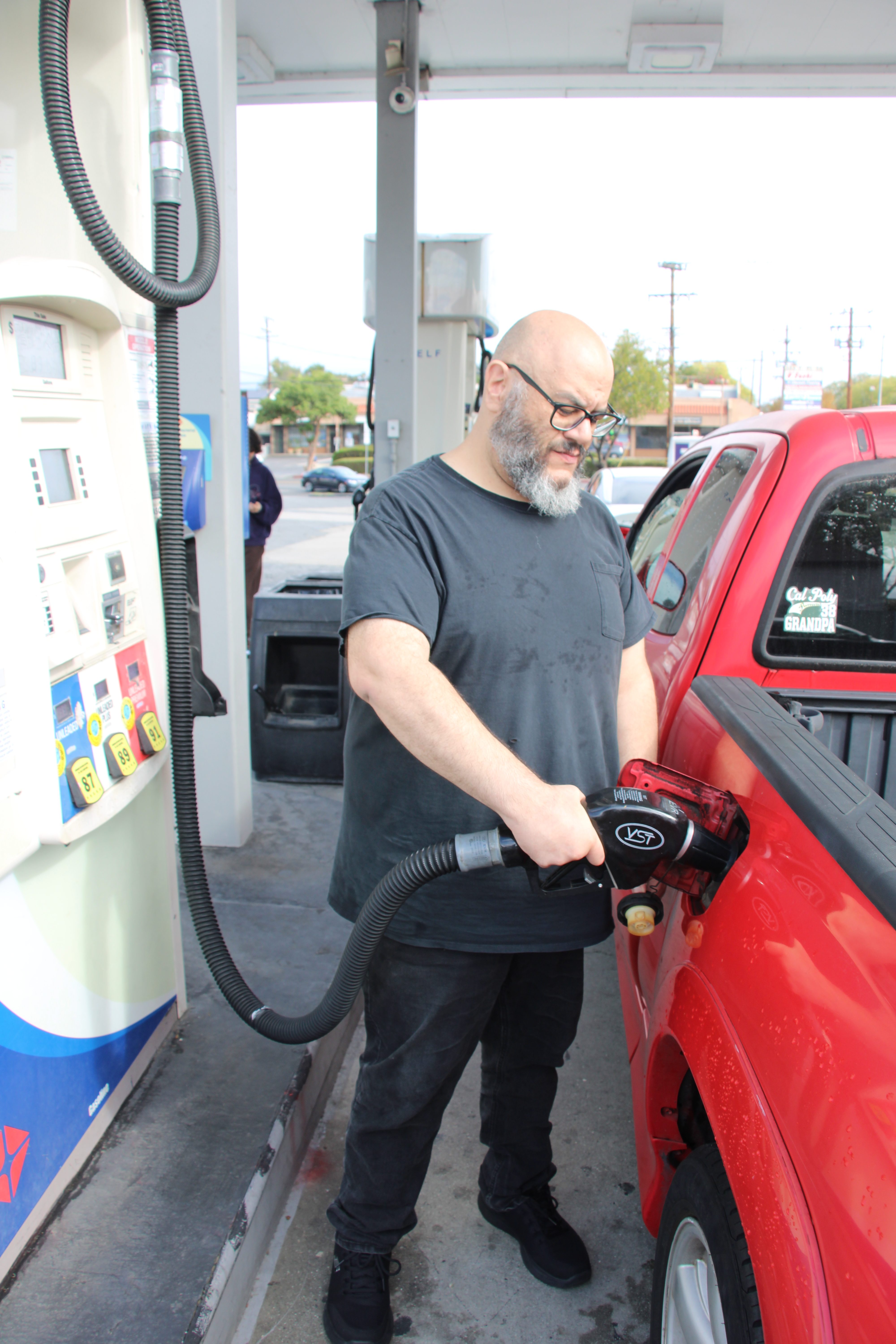 Latinos sienten el impacto del alto costo de la gasolina y votarán en contra de los republicanos