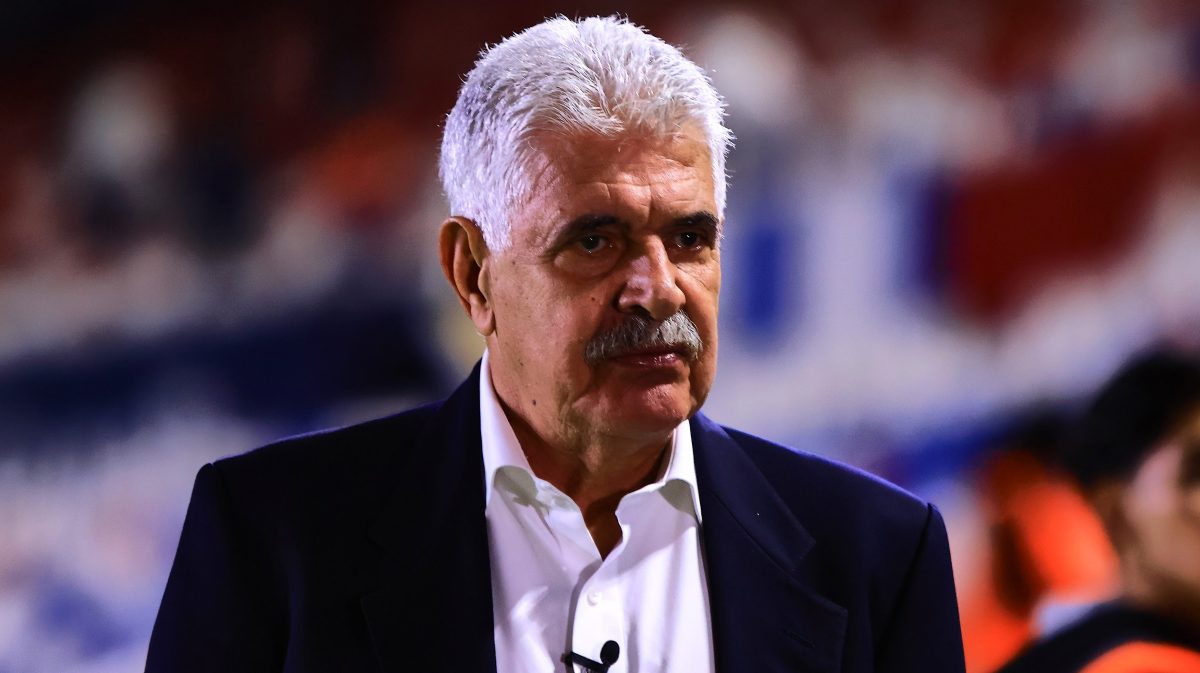 Ricardo Ferretti alzó su mano para volver a los Pumas