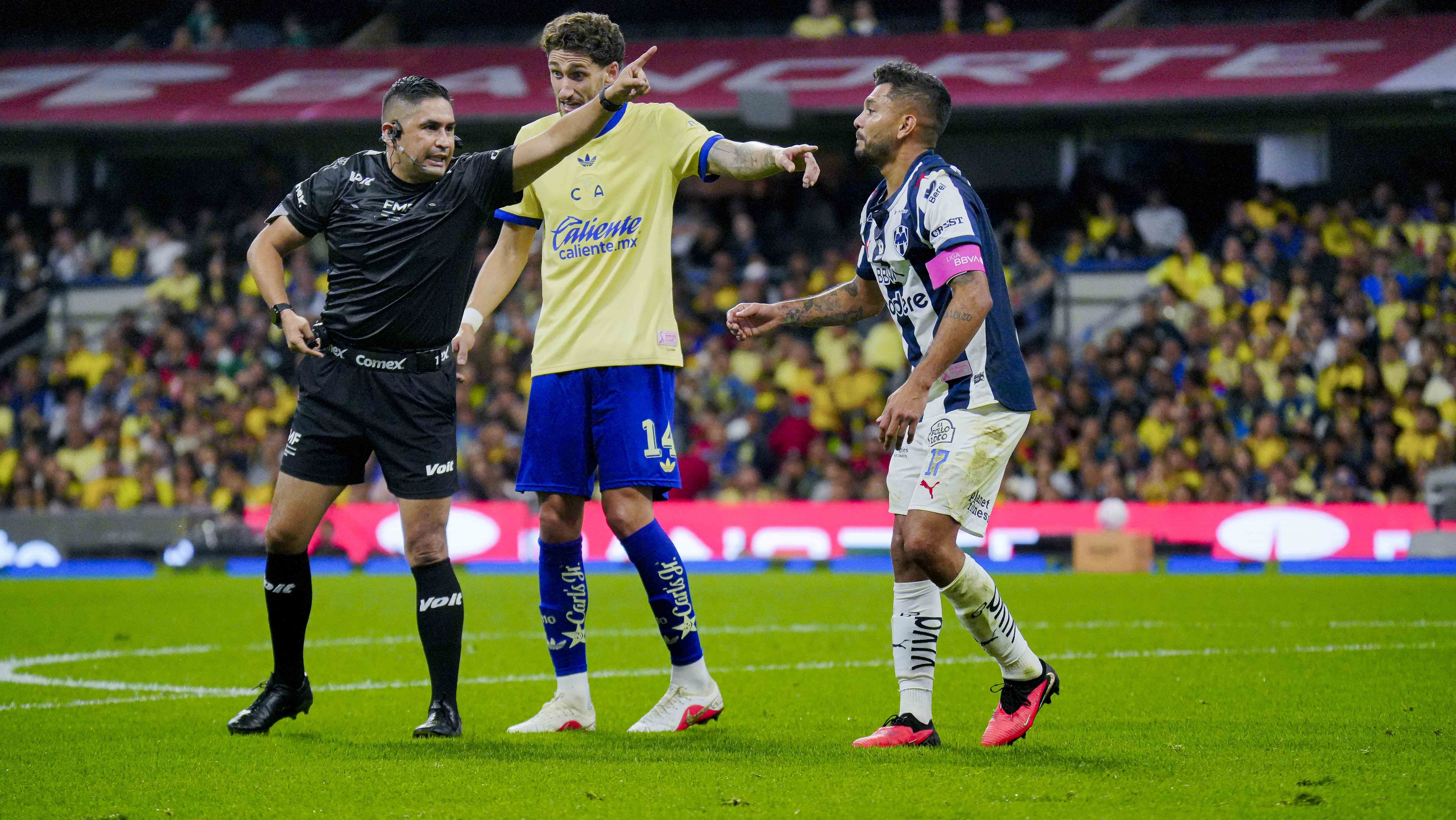 El silbante Óscar Mejía y el VAR enturbian el aniversario del América con polémico arbitraje contra Monterrey