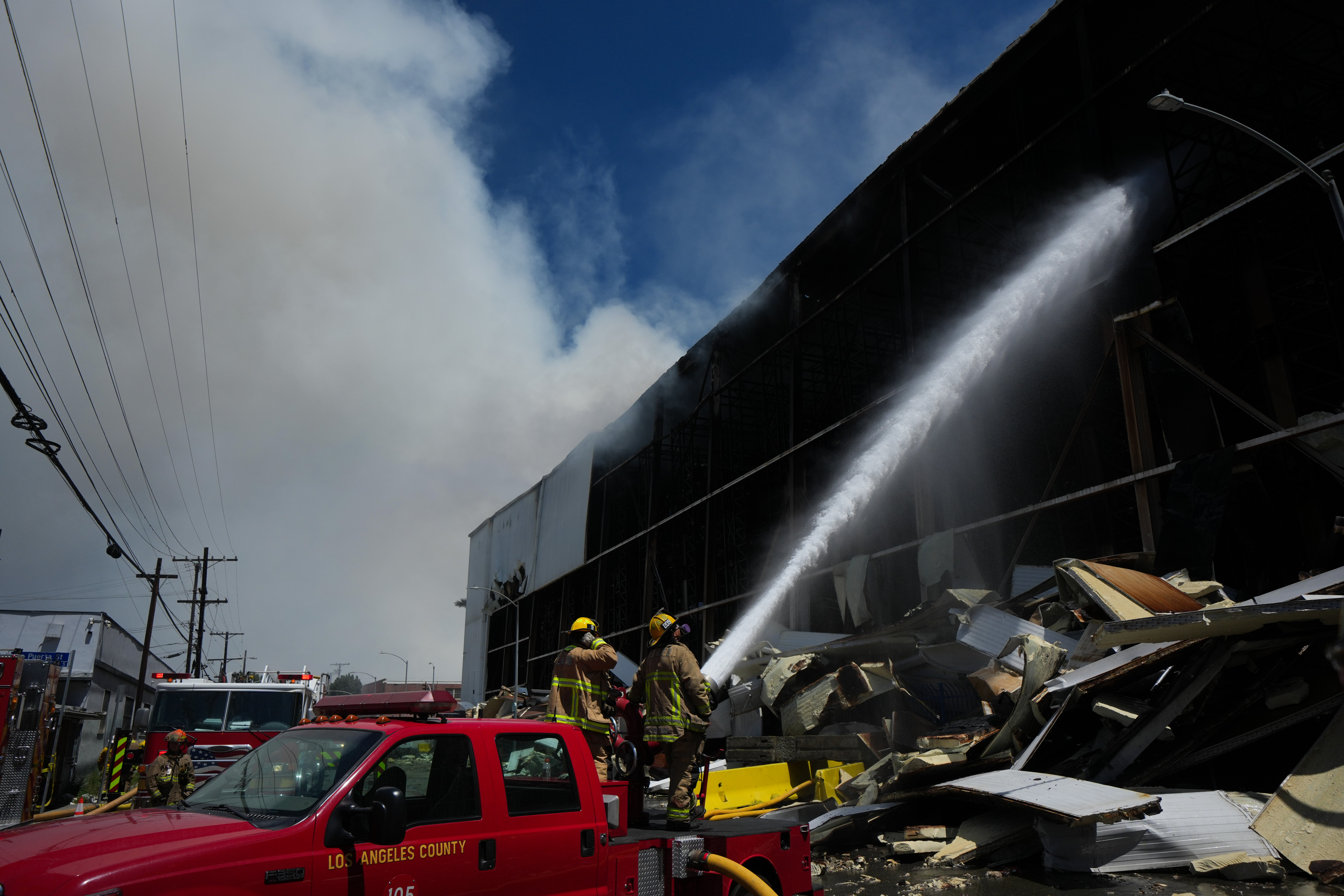 Investigación criminal en Boyle Heights busca aclarar incendio en almacén de Lineage