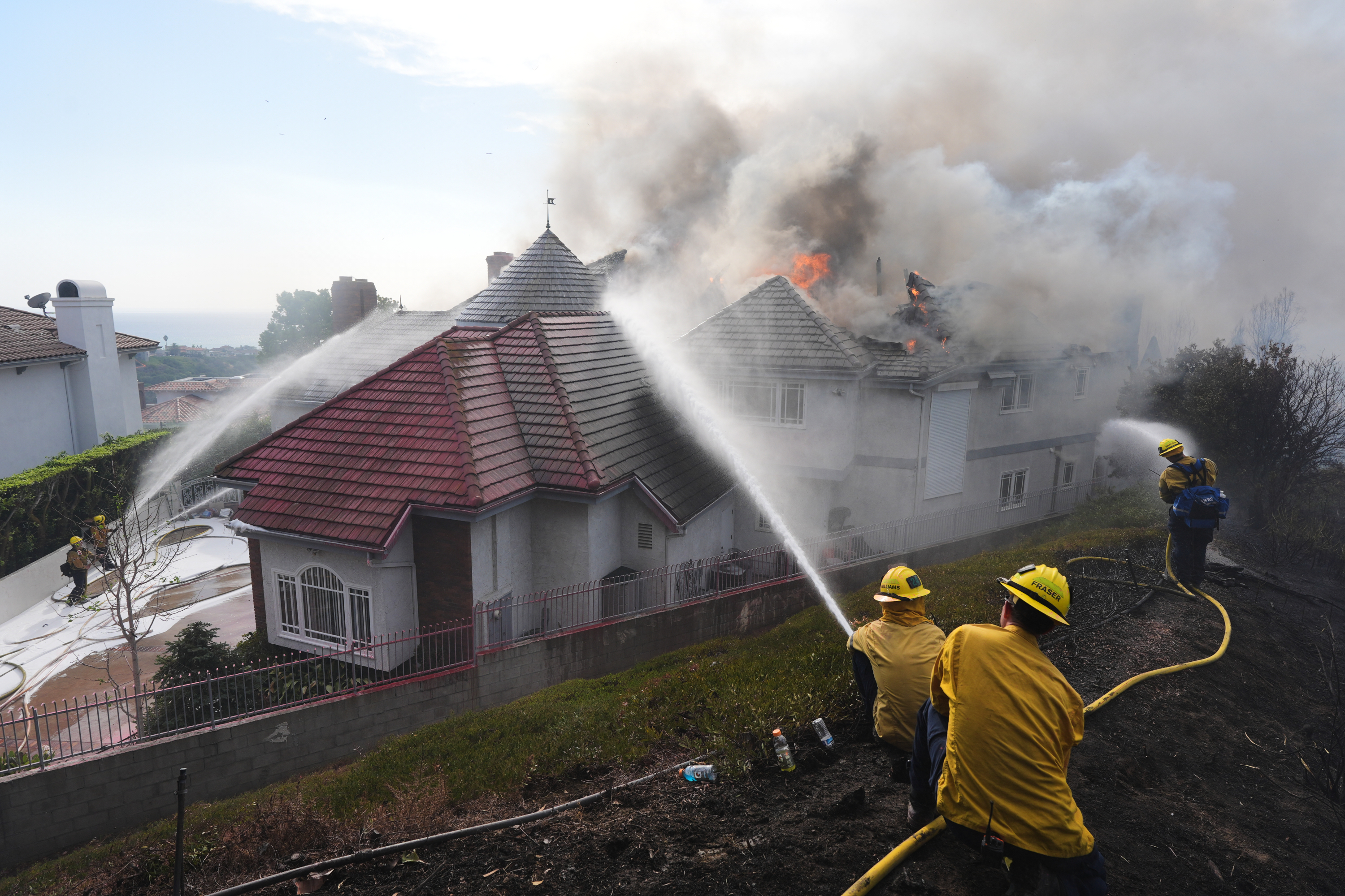 Incendio forestal arrasa con viviendas en el condado de Orange