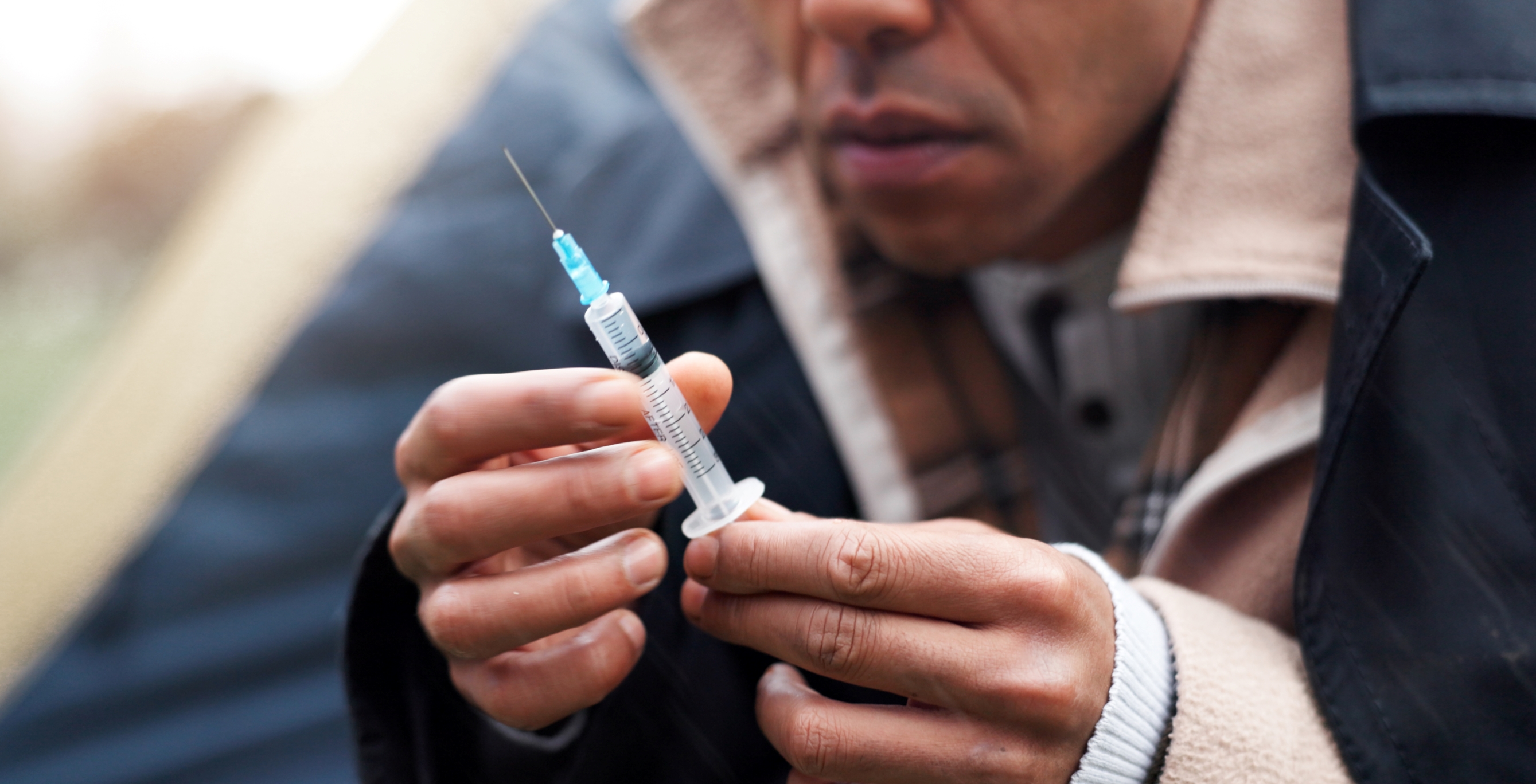 "Bluetoothing": la peligrosa práctica de inyectarse sangre ajena para drogarse