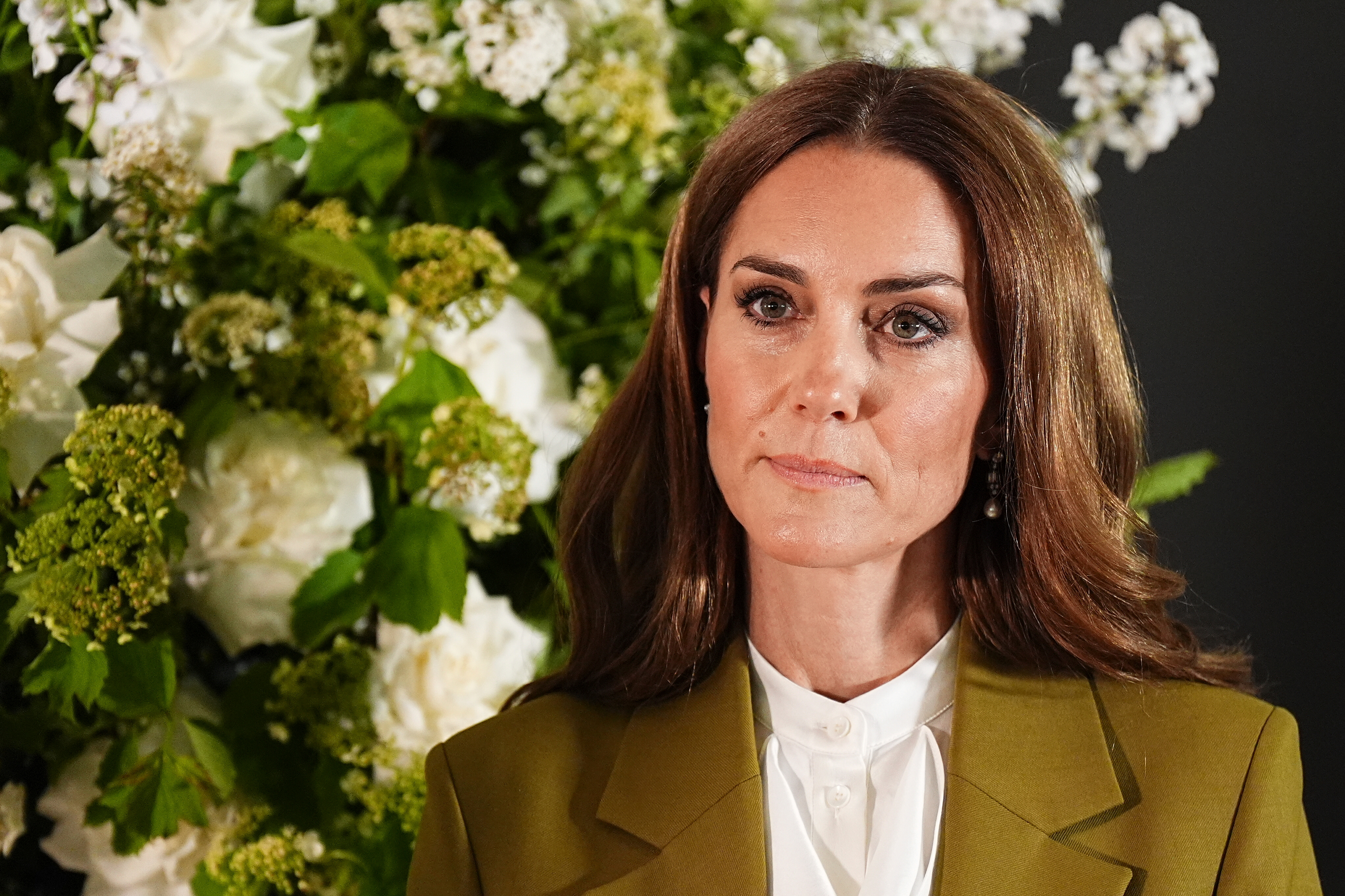 Kate Middleton posa serena y radiante en nuevos retratos oficiales para un proyecto de su fundación
