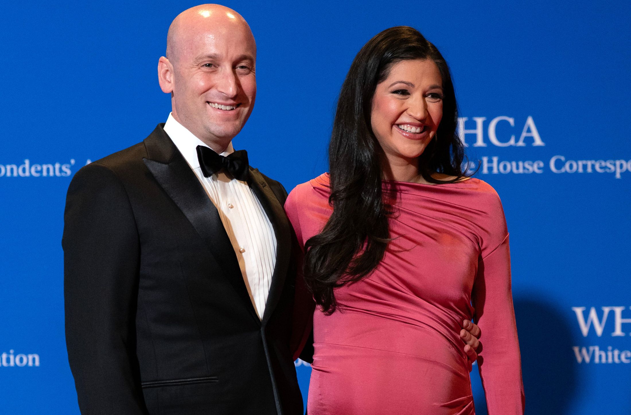 Acusan a un hombre de ciberacoso a Katie Miller, esposa de Stephen Miller