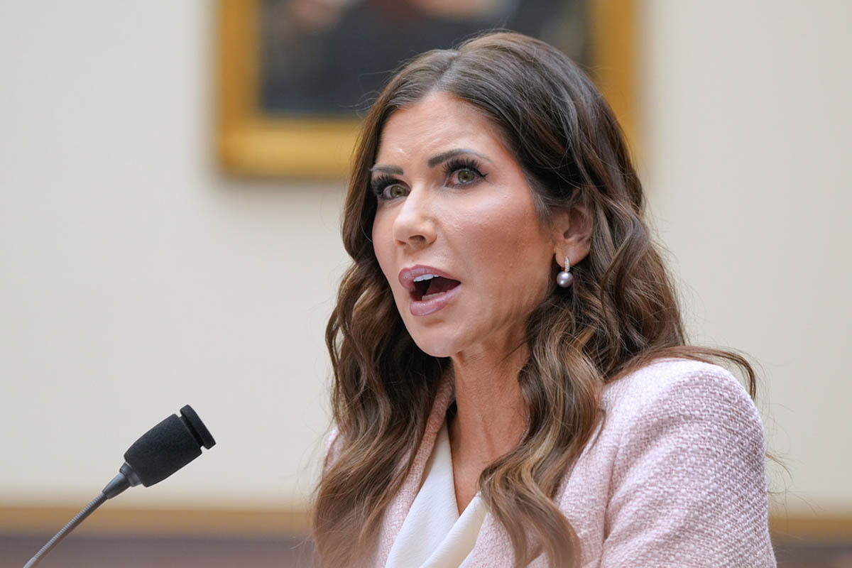 Acusan a Kristi Noem de haber adquirido aviones a precios inflados para deportar inmigrantes